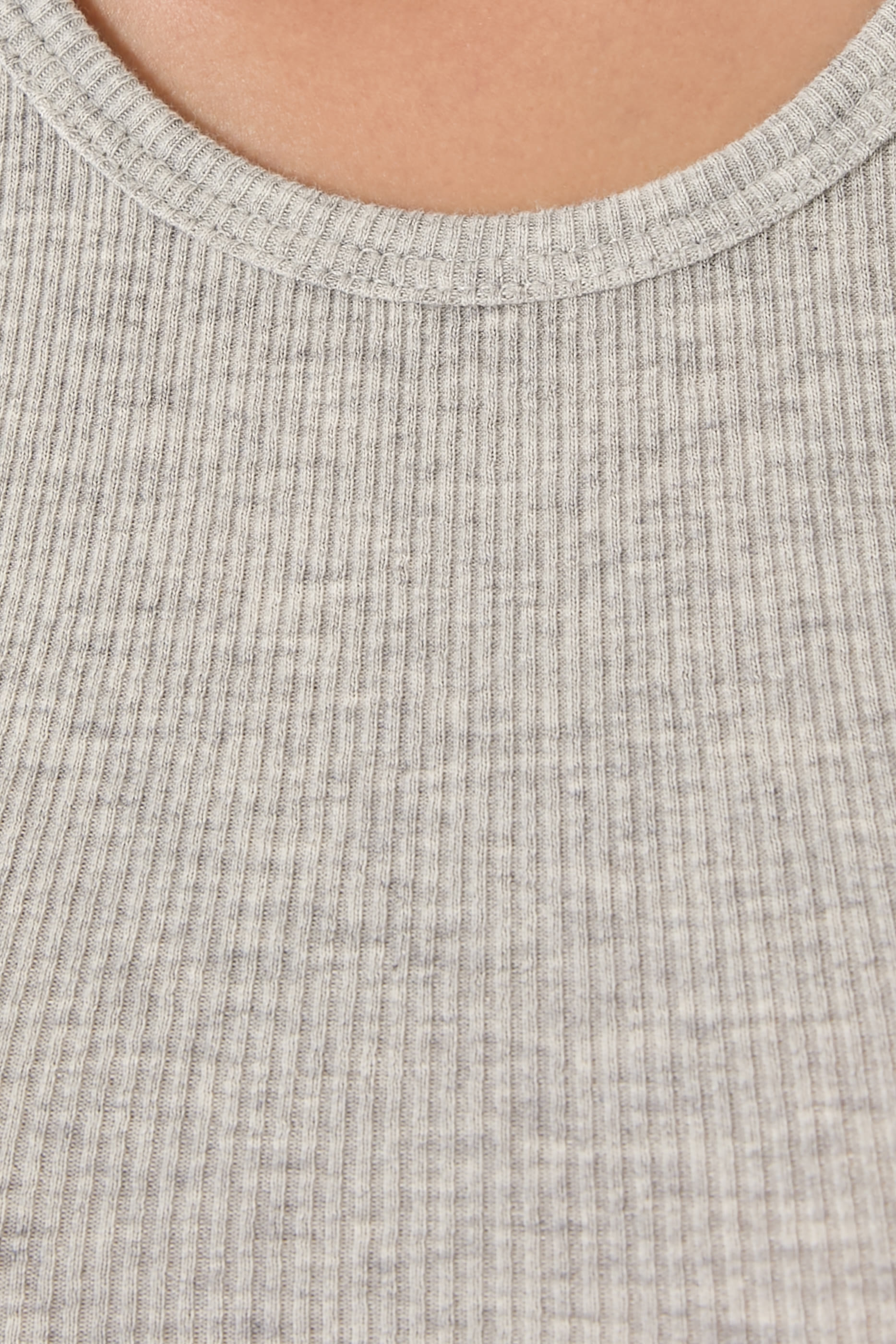 تيشيرت بلا أكمام بتفاصيل مستديرة قماش مضلع رفيع