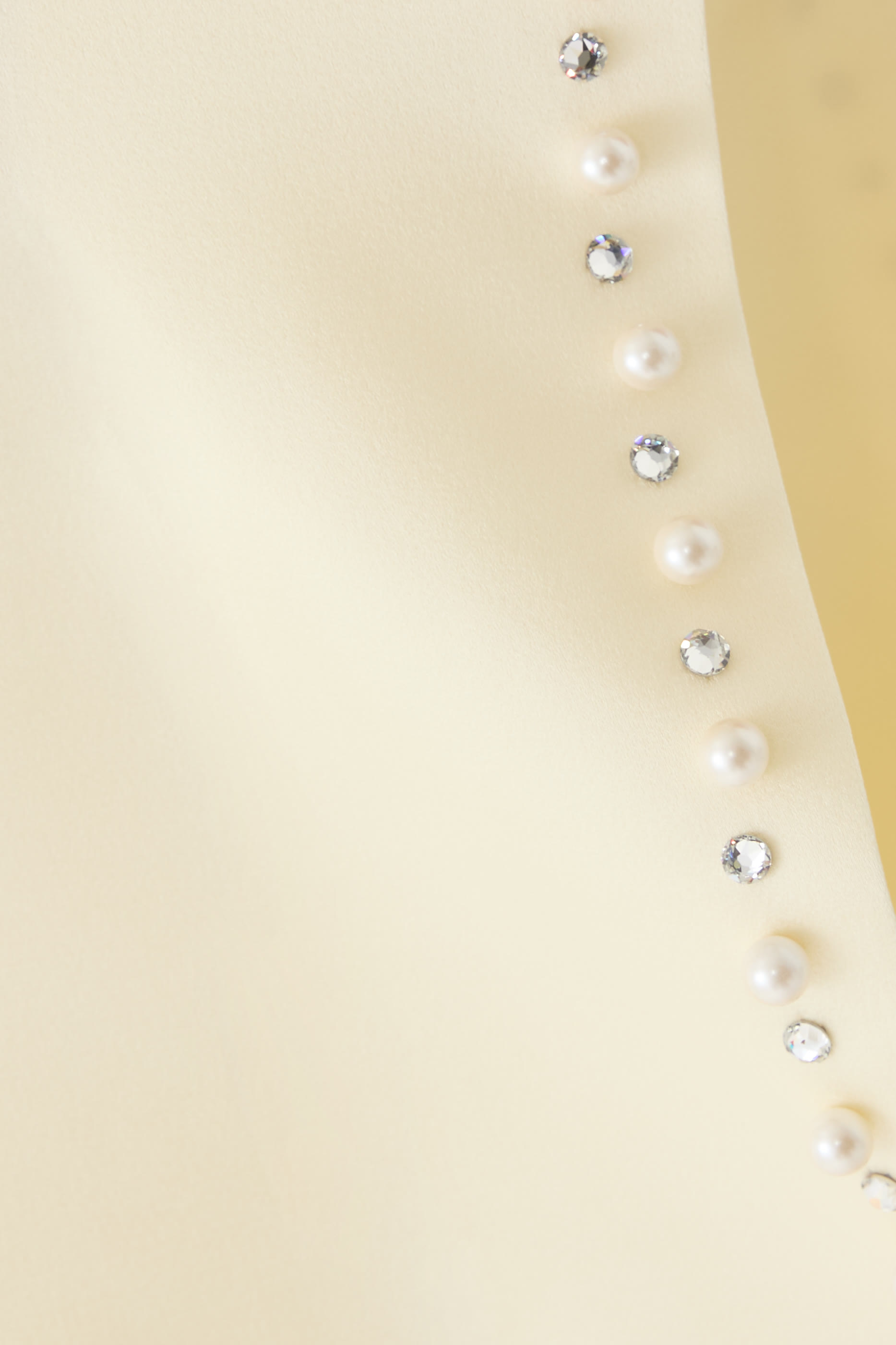 فستان طويل مزين بلؤلؤ