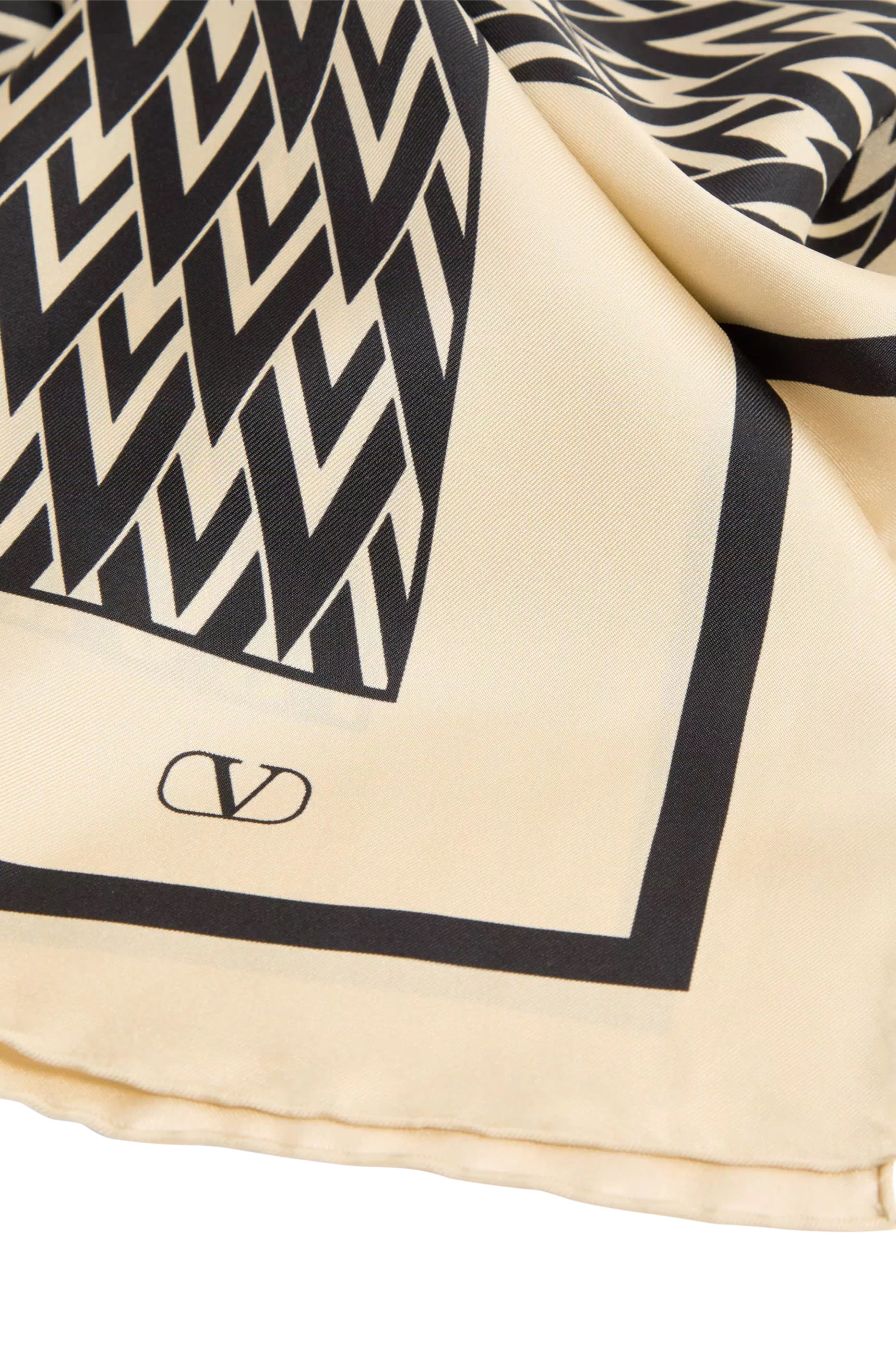 وشاح مزين كليا بشعار الماركة حرير