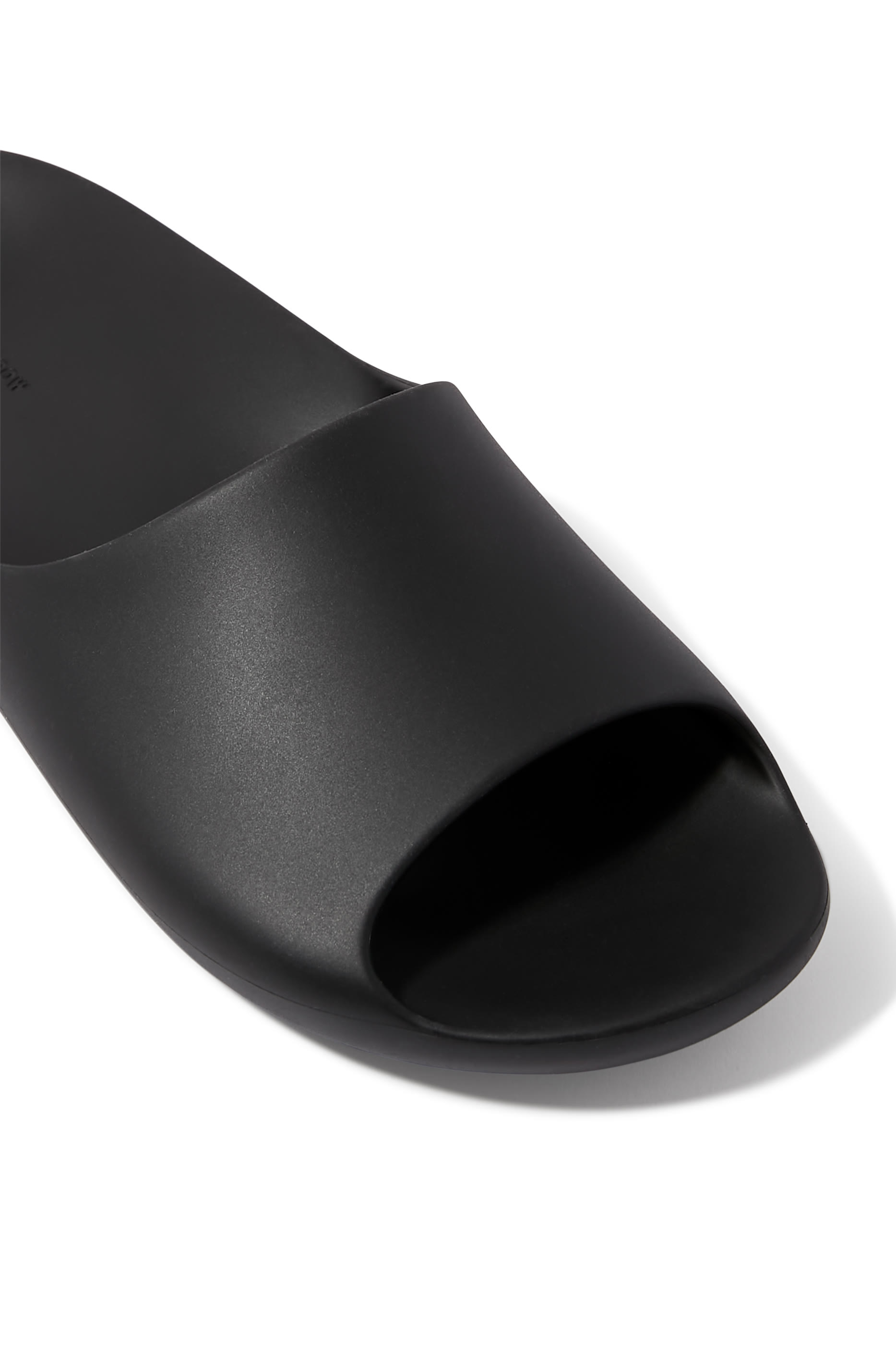 حذاء مفتوح أما