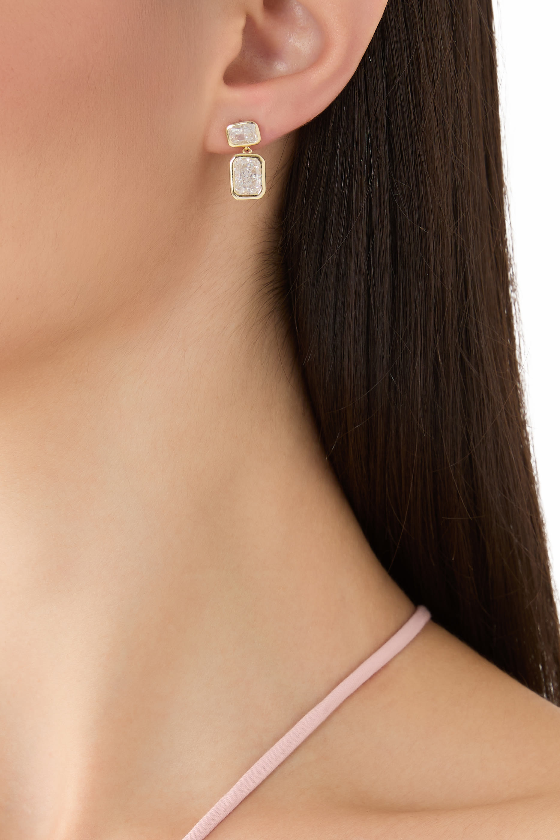 أقراط متدلية مرصعة بأحجار زركونيا مكعبة بتصميم ثلج مجروش وزمرد مستطيل، فضة إسترلينية مطلية بذهب عيار 14 قيراط