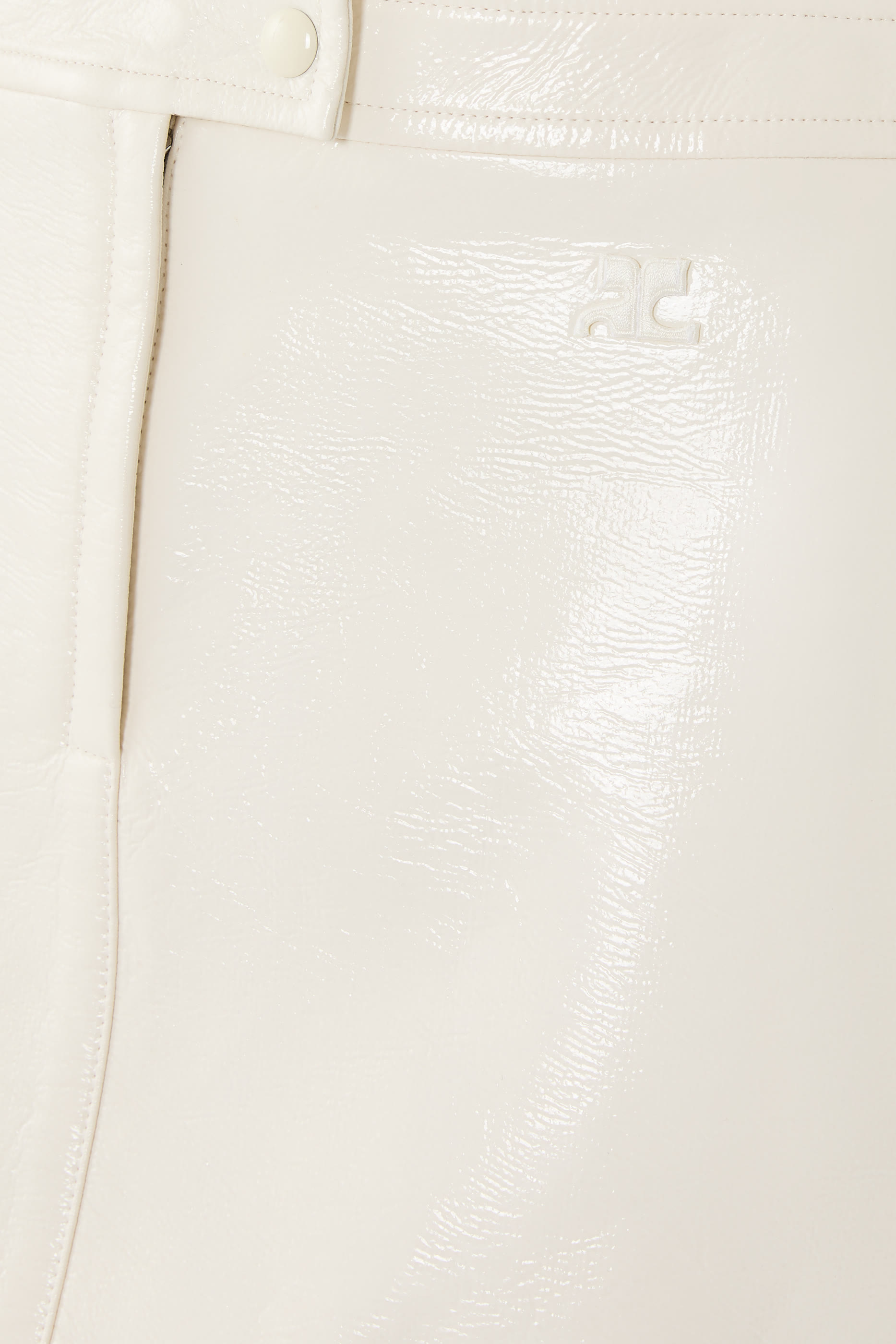 تنورة فينيل قصيرة