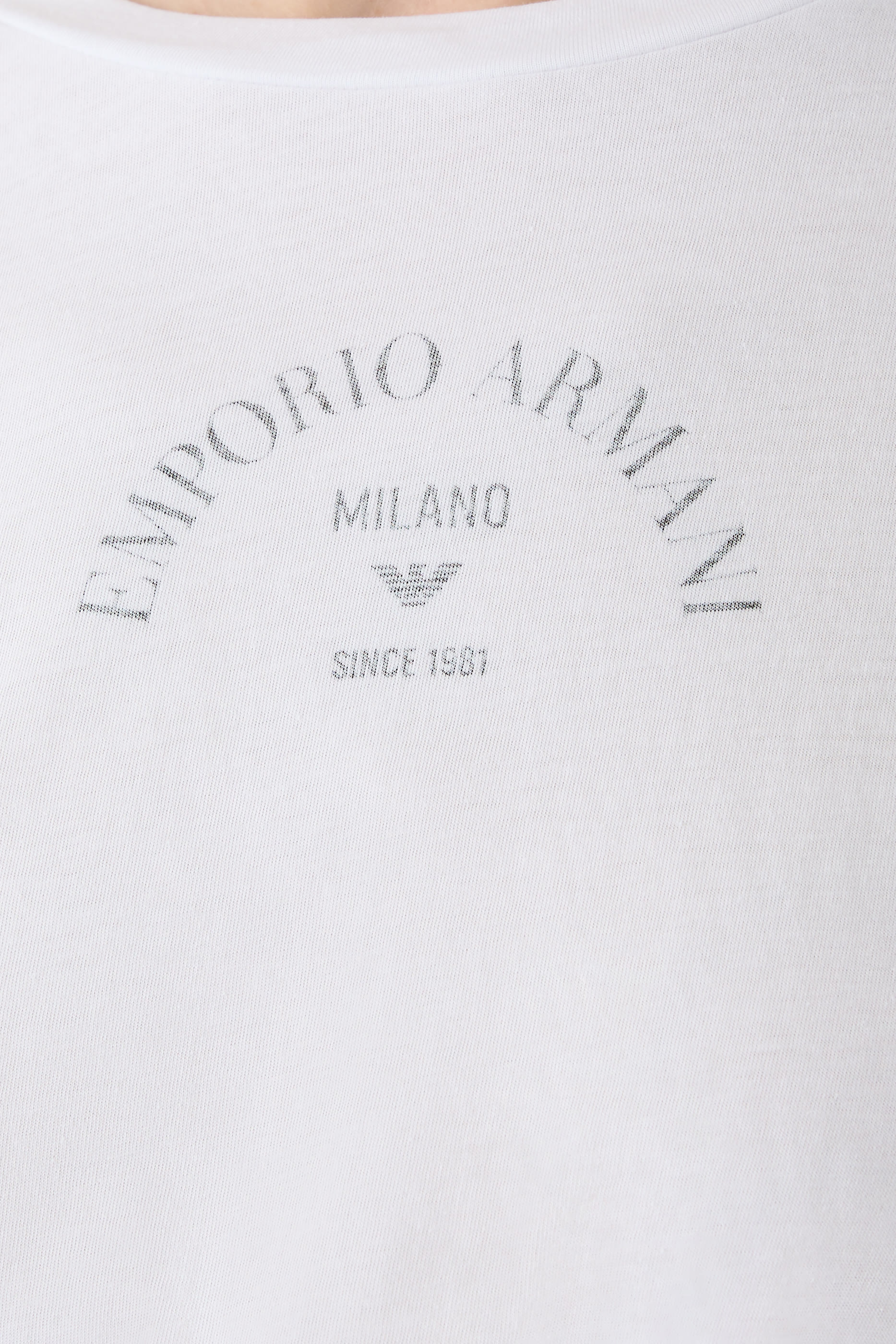 تيشيرت بعقدة وشعار الماركة