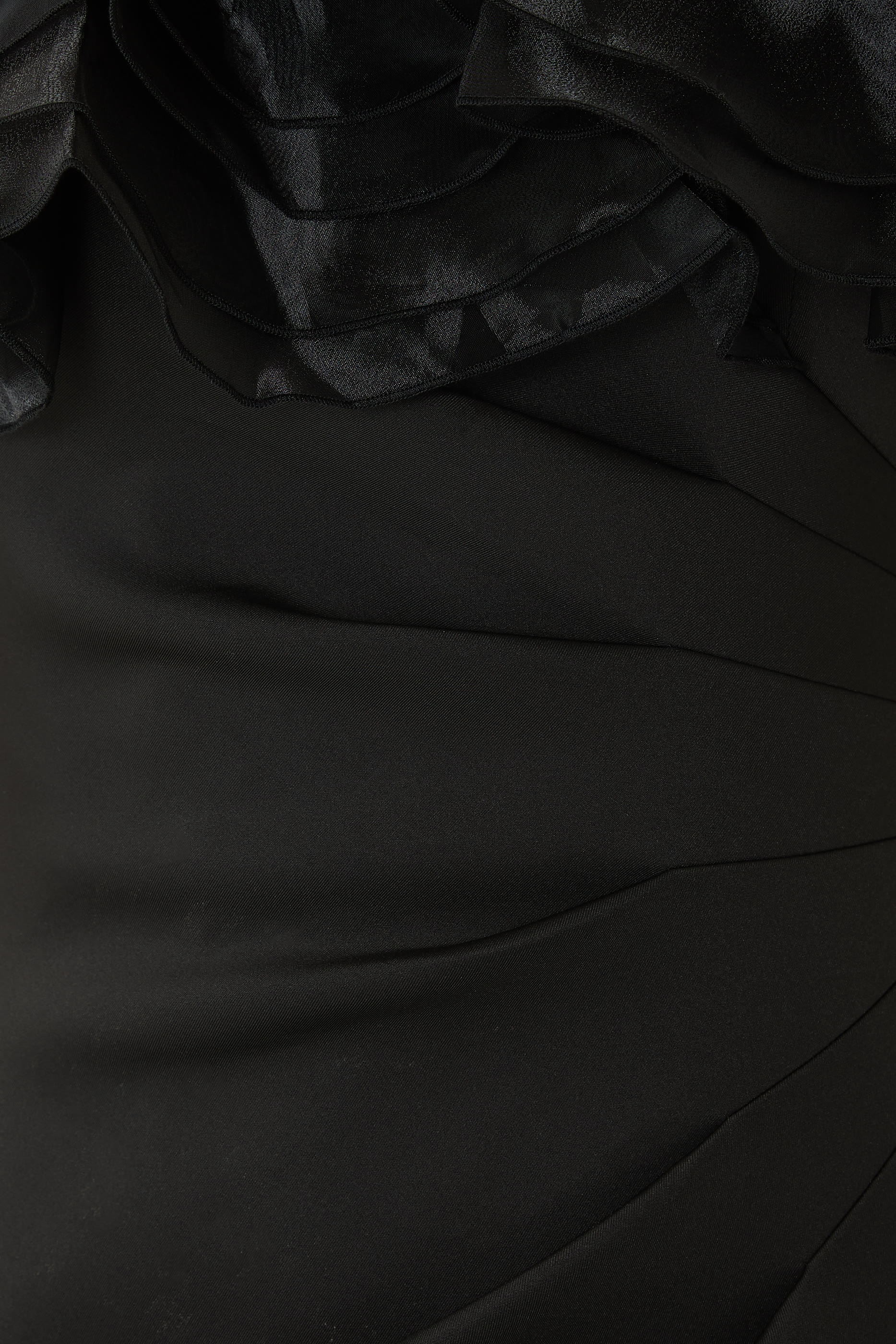 فستان سهرة بأكتاف مكشوفة وكشكش