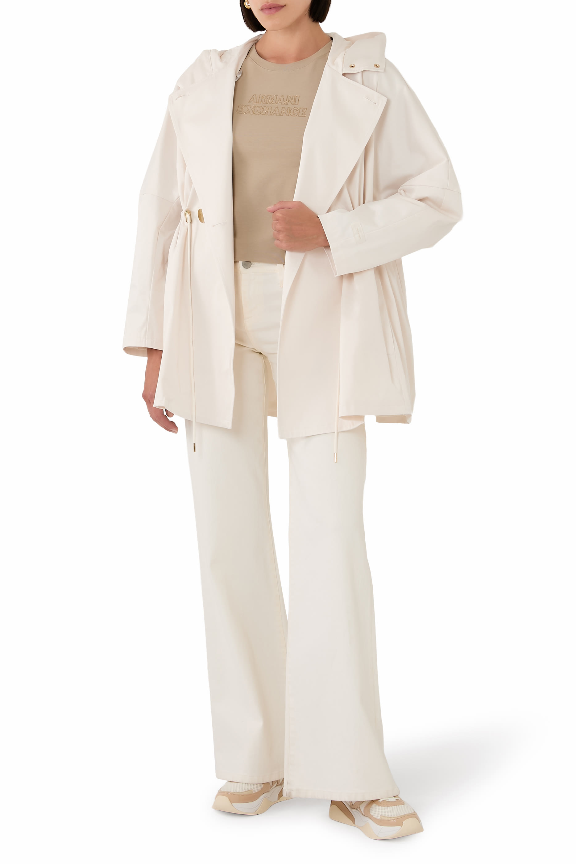 تيشيرت بقصة ضيقة وشعار الماركة 