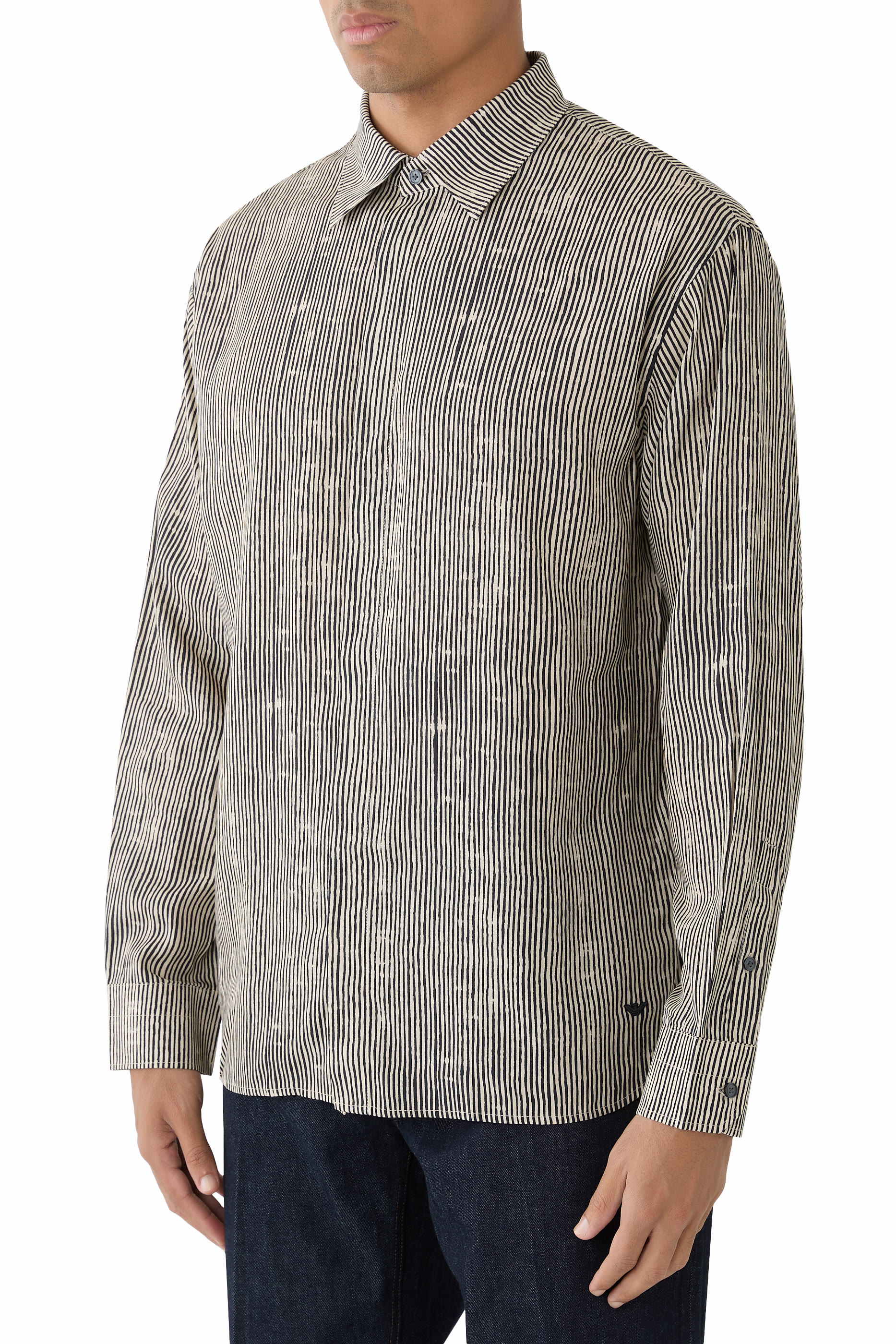 قميص بطبعة مخططة عموديا