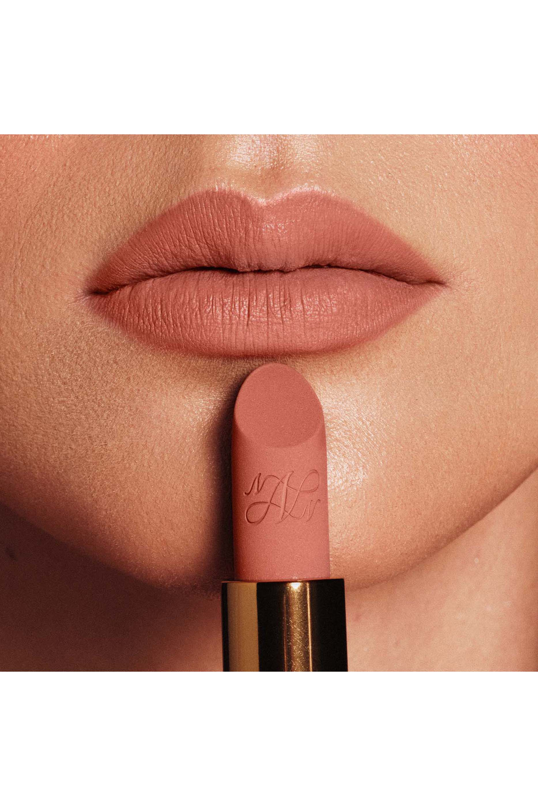 أحمر شفاه فيلفيت كوتور غير لامع