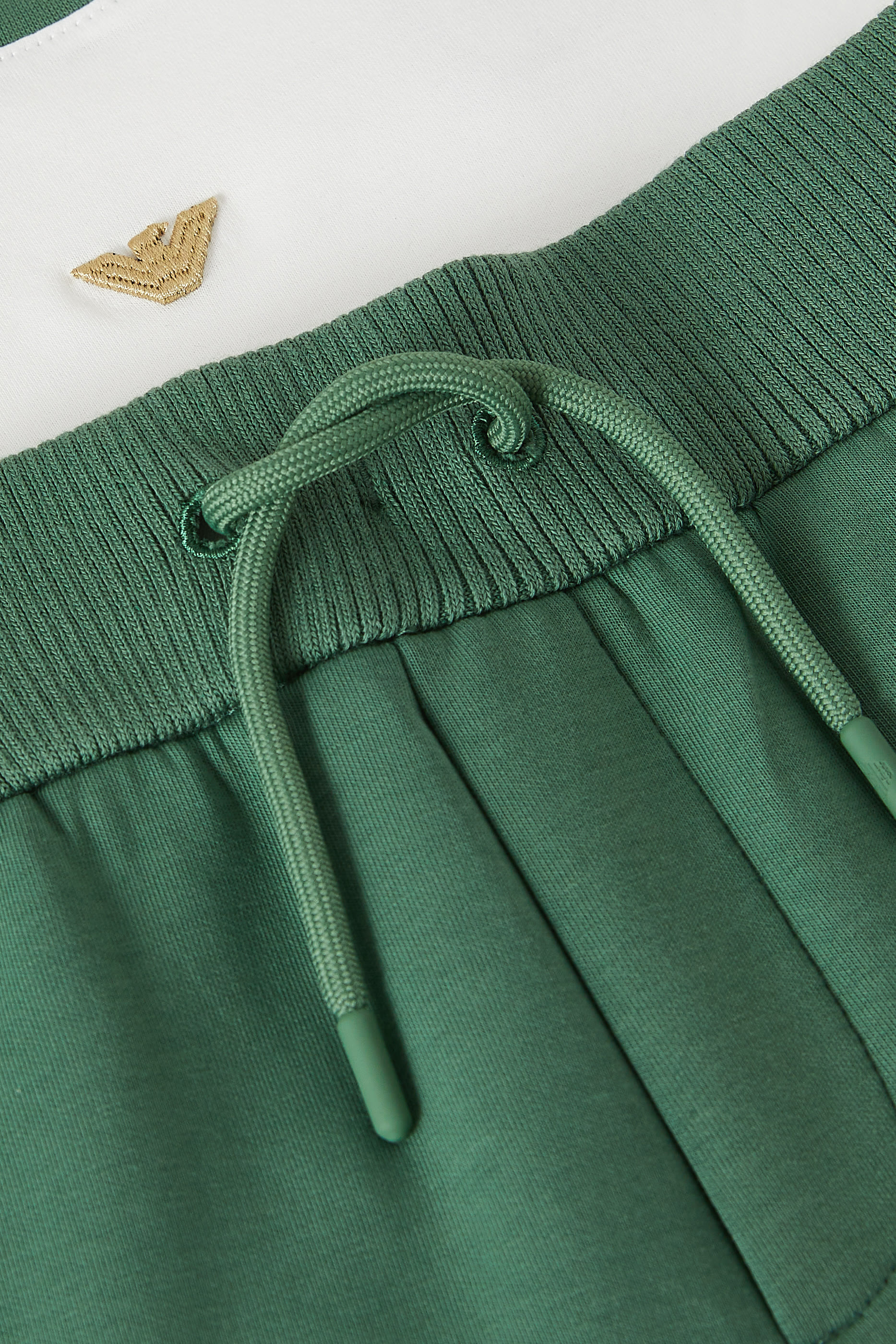 طقم تيشيرت وشورت بشعار الماركة للأطفال