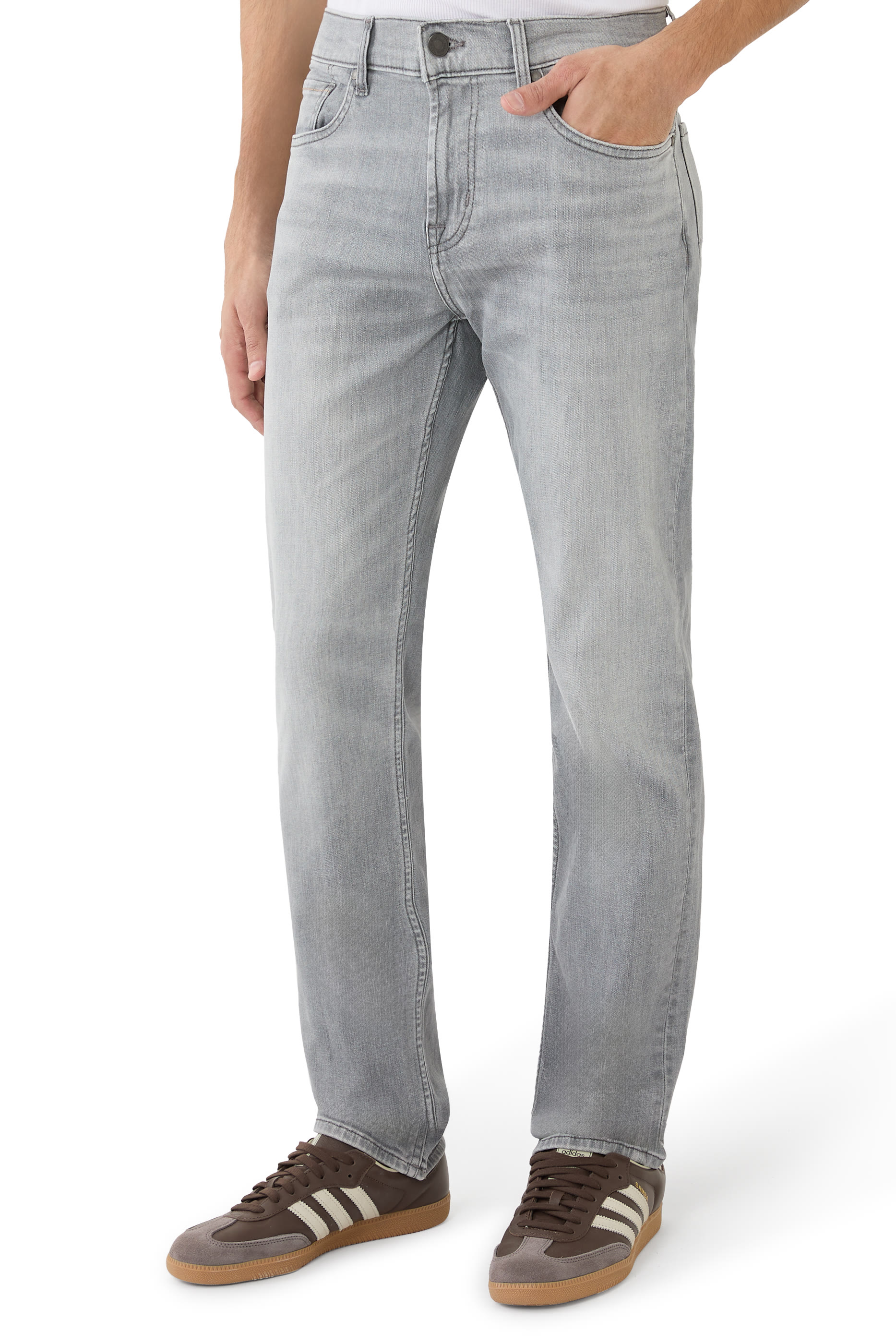 بنطال جينز بقصة ضيقة