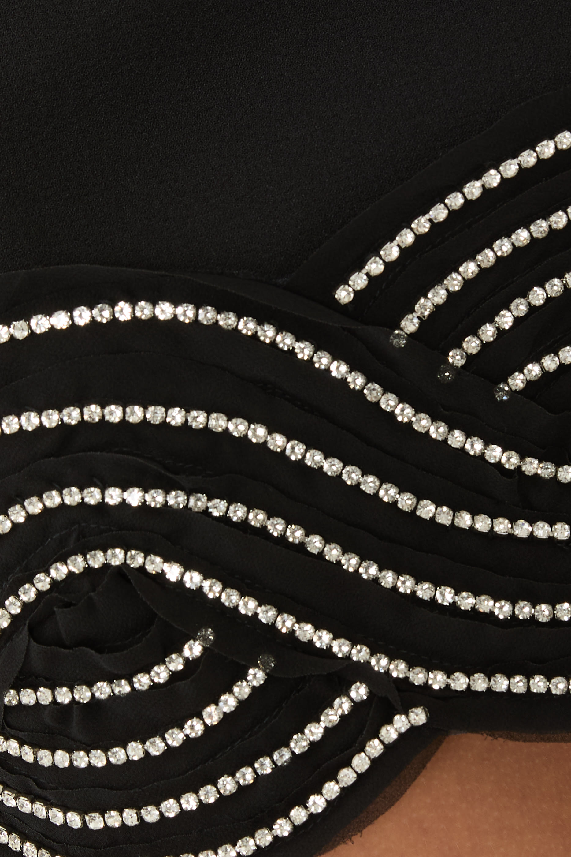 فستان بيلاتريكس قصير بحمالة حول الرقبة