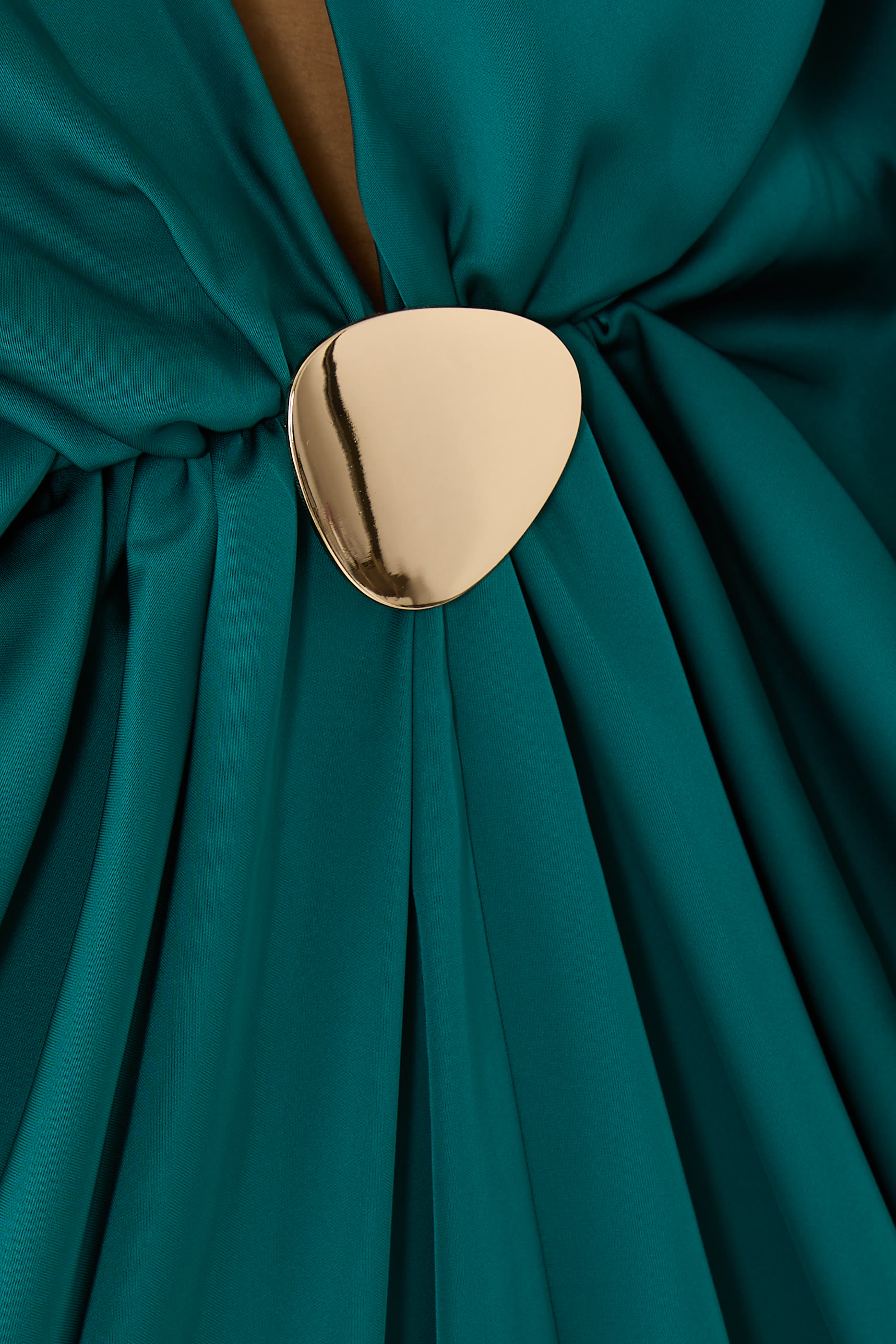 فستان تينا طويل بياقة عميقة ساتان مطرز