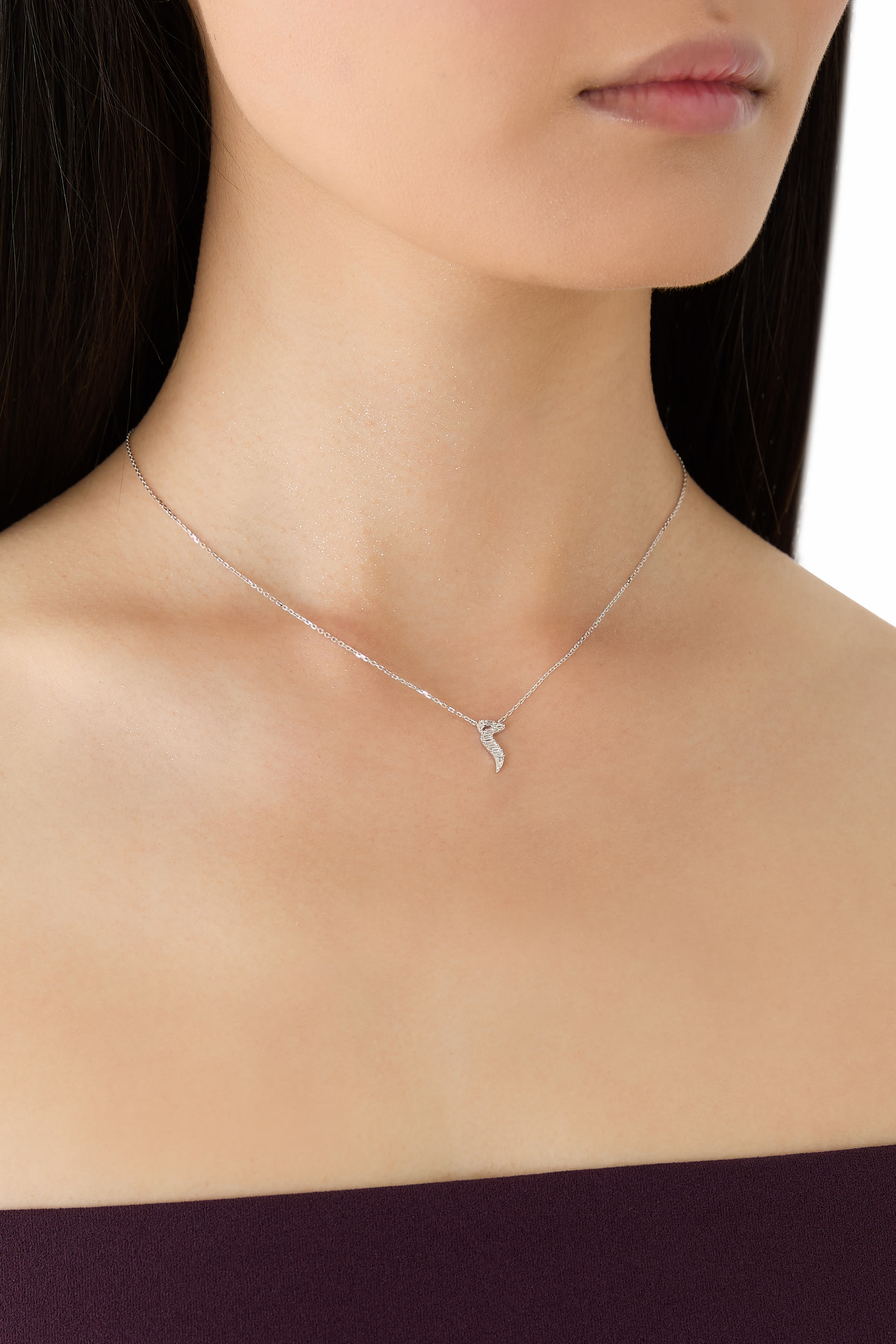 قلادة أولا بتصميم سلسلة مزينة بدلاية على شكل حرف مرصعة بماسات مستطيلة، ذهب أبيض عيار 18