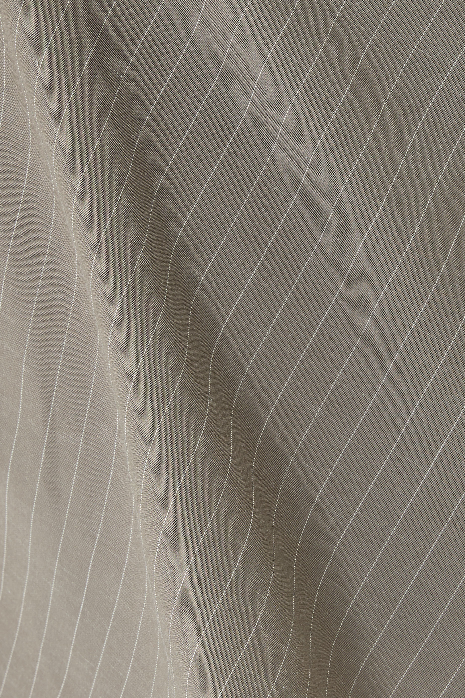 بلوزة بنمط كاميسول بقصة مائلة