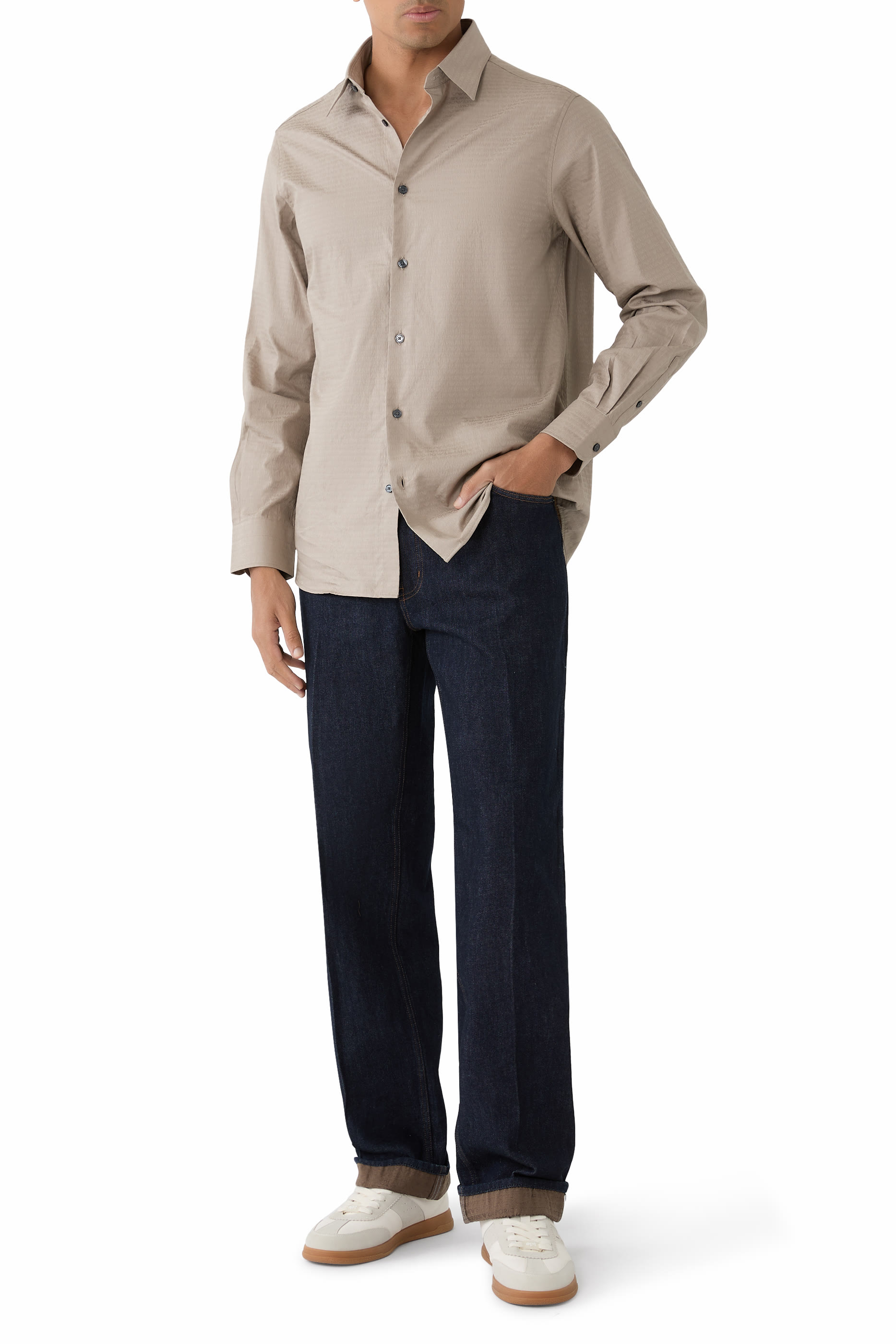 قميص بأكمام طويلة وشعار الماركة بحجم صغير