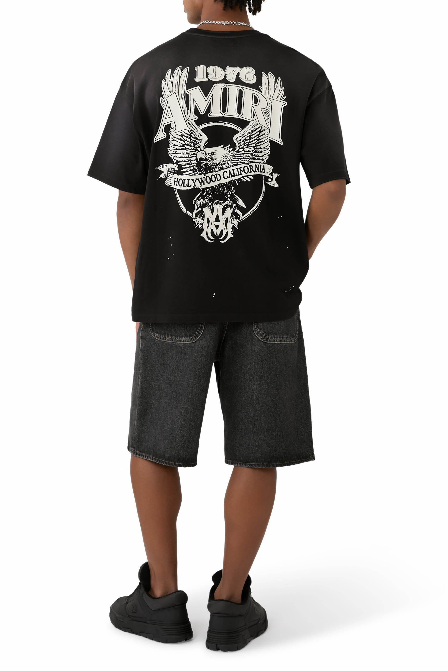 تيشيرت بشعار الماركة بقصة فضفاضة