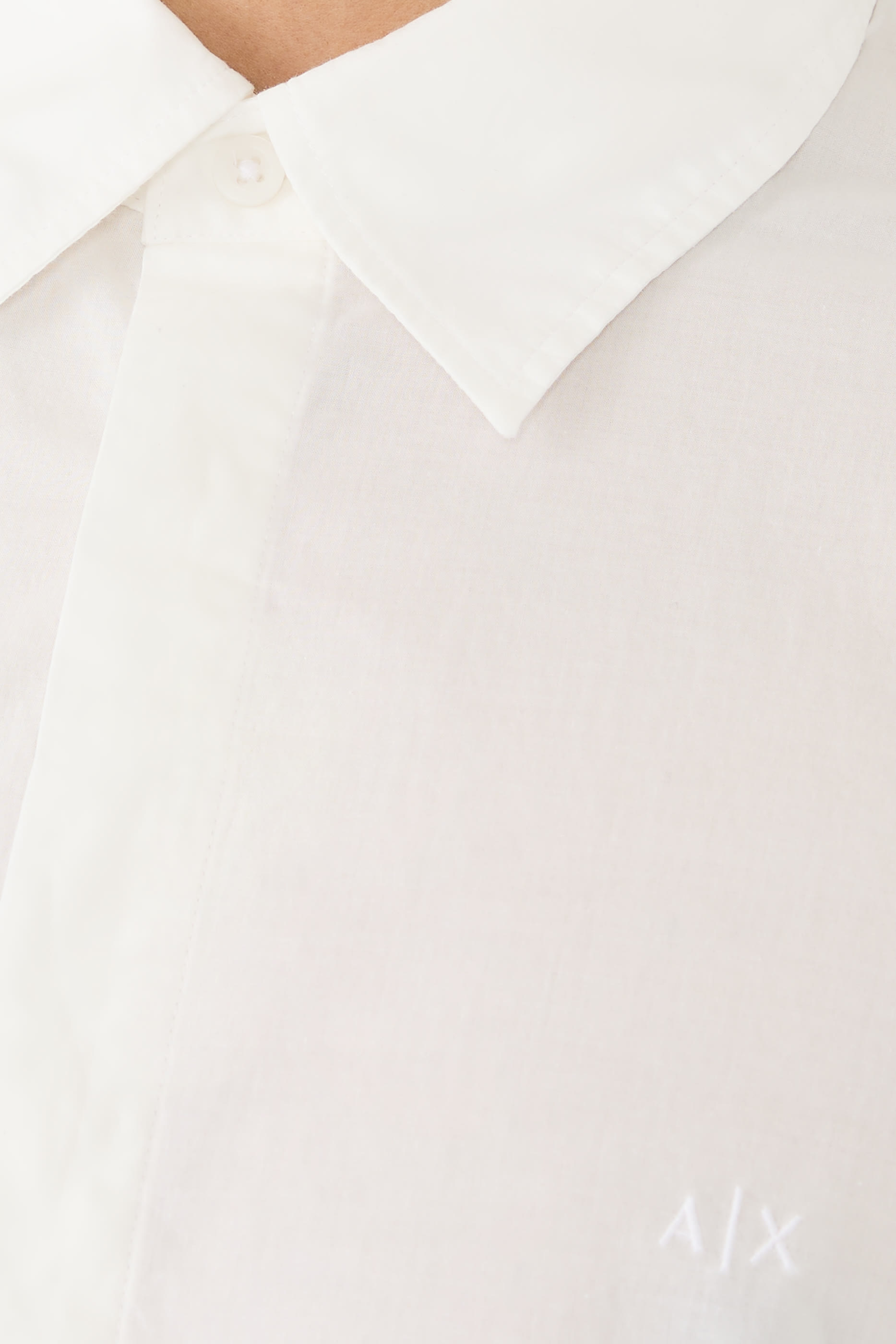 قميص بأكمام طويلة وشعار الماركة