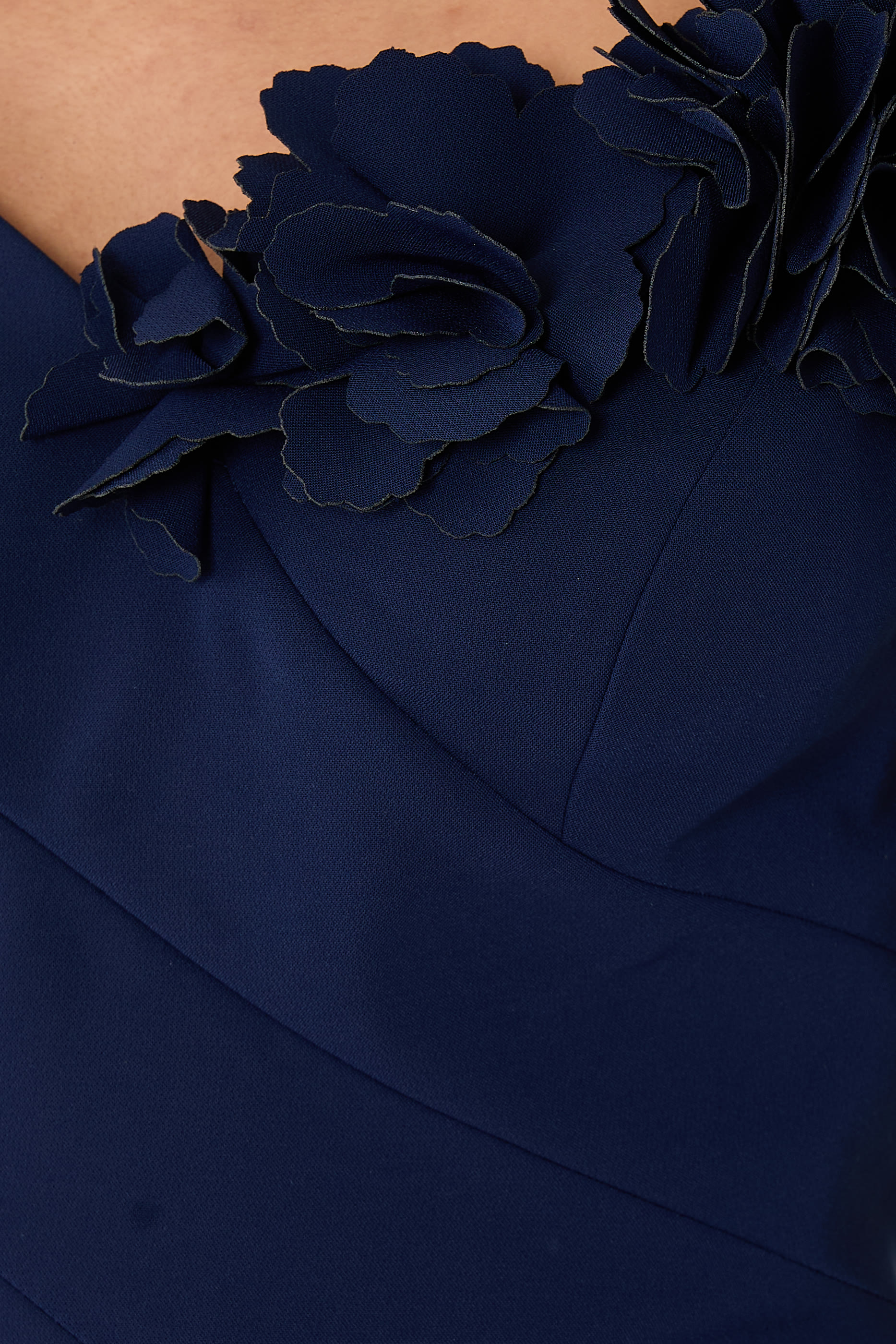 فستان سهرة بتصميم غير متماثل مزين بأزهار ثلاثية الابعاد كريب مطاطي