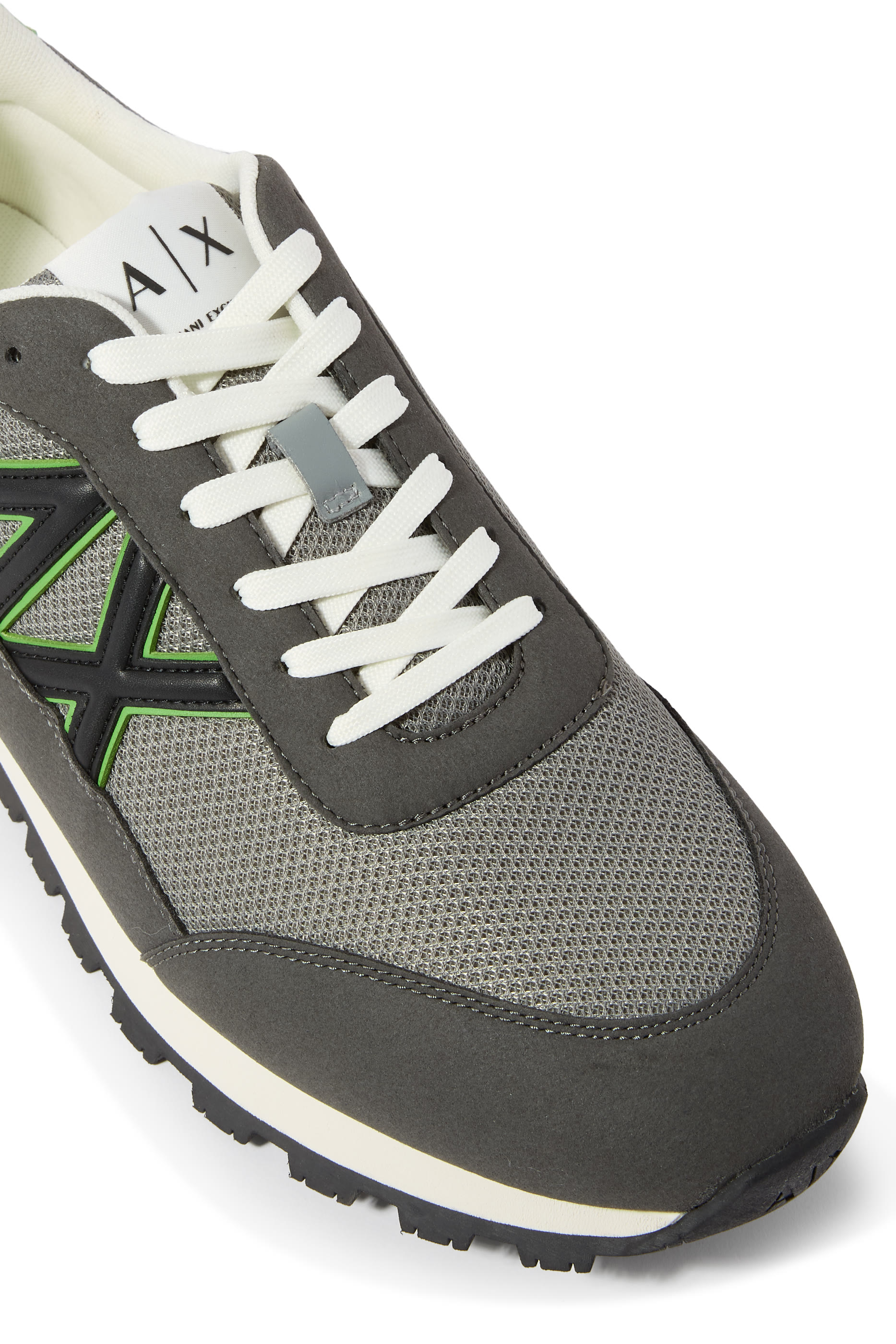 سنيكرز بكاحل منخفض ونقشة شعار الماركة على الجانب