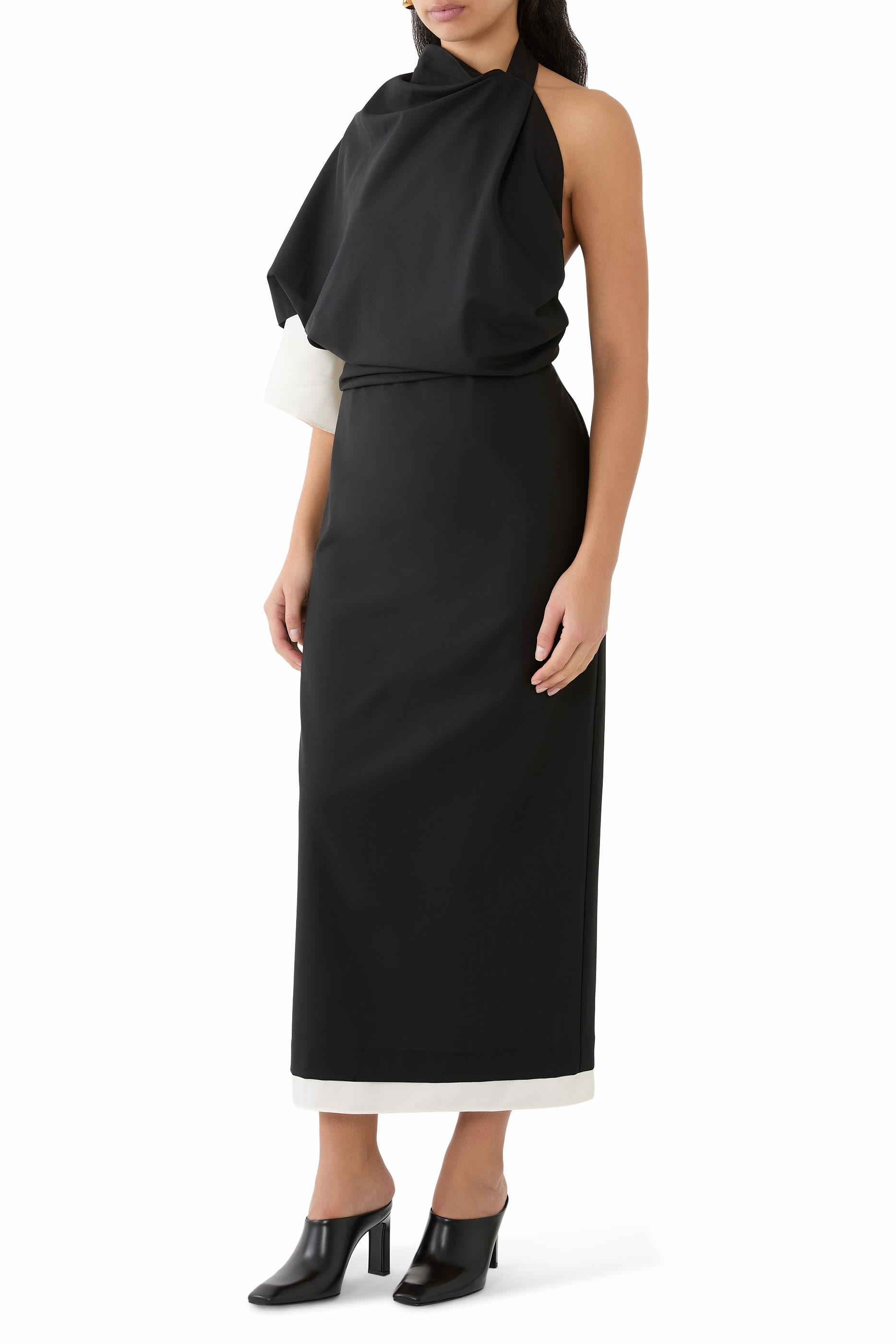 فستان بتفاصيل درابيه وظهر مفتوح