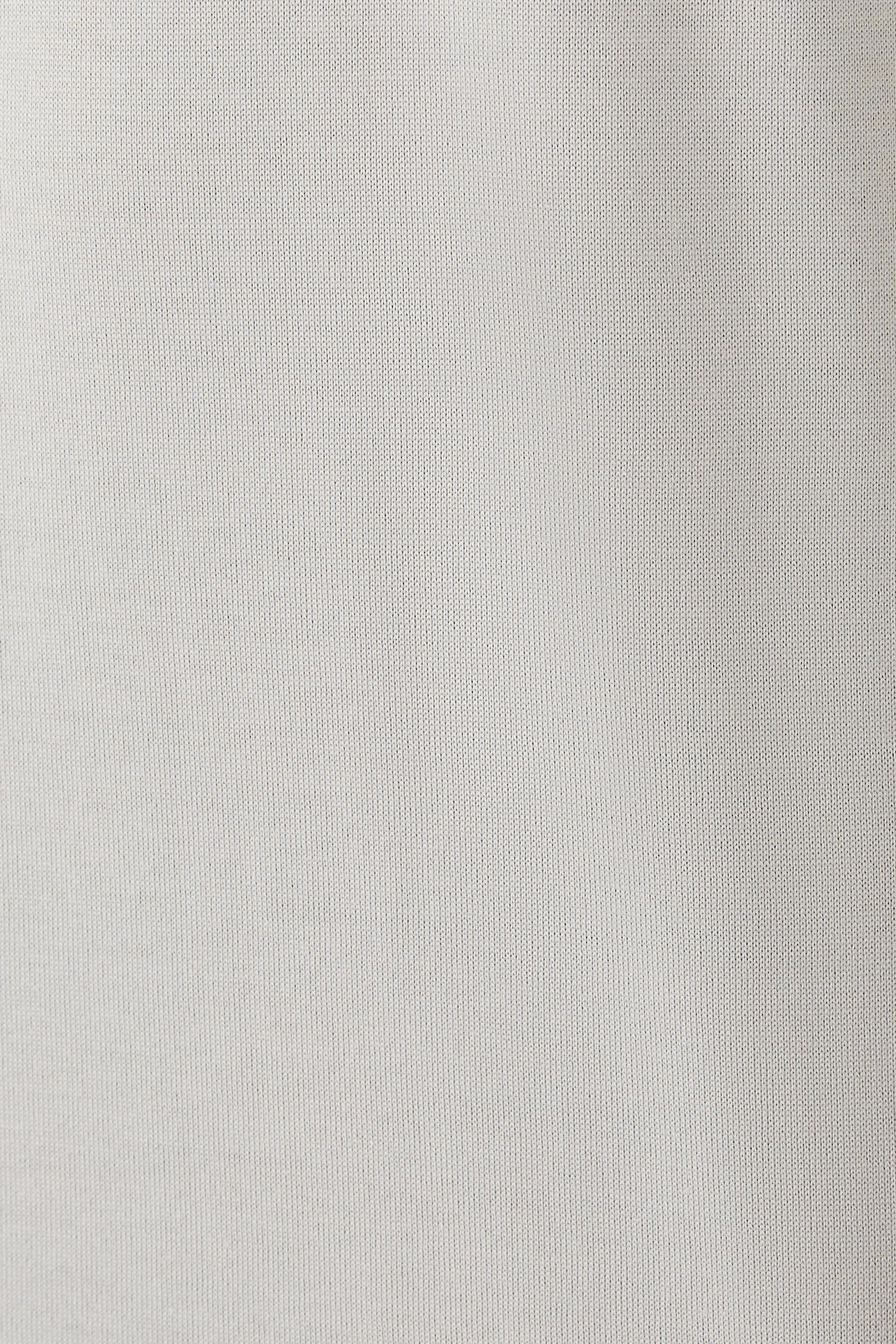 تيشيرت بياقة ضيقة