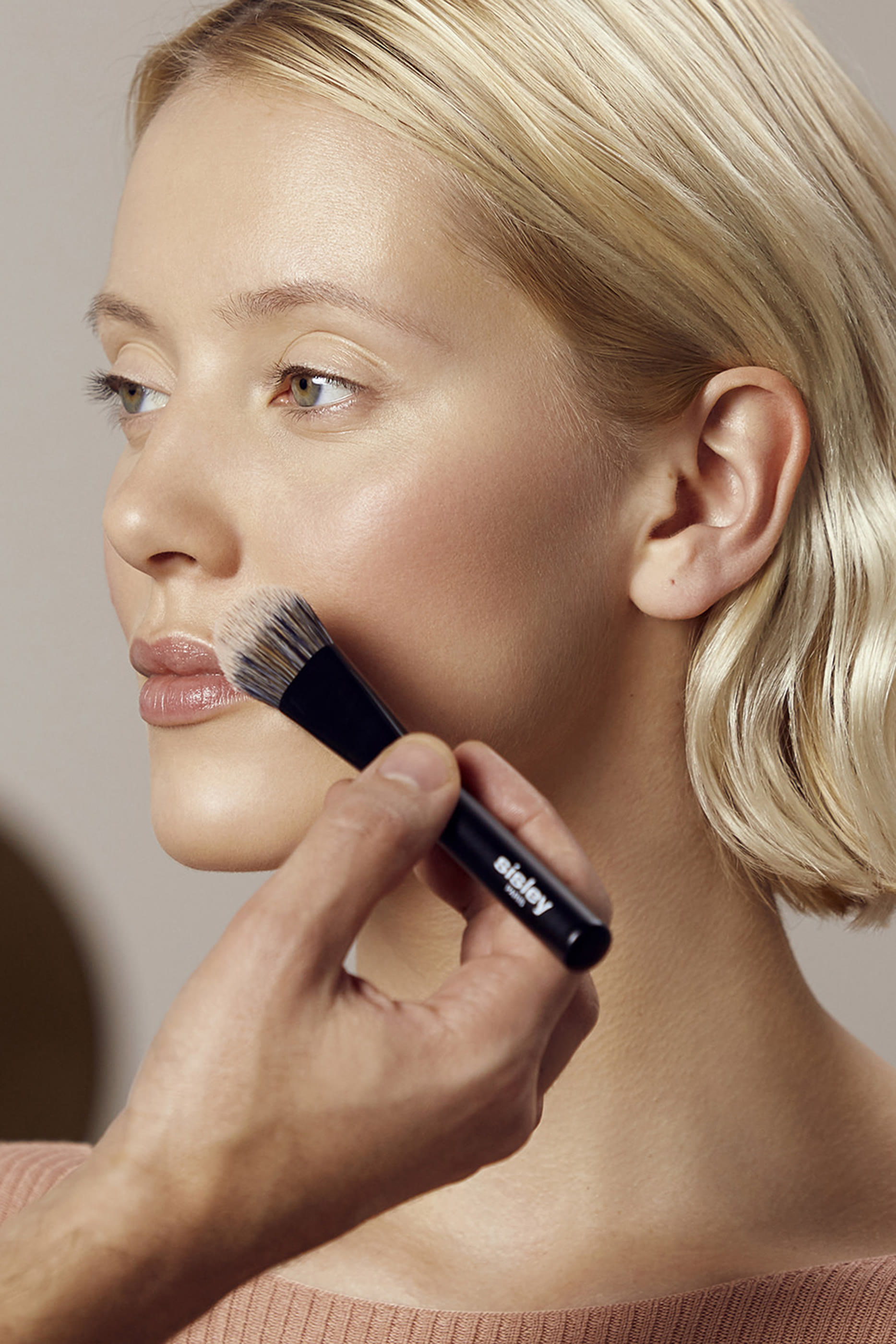 فرشاة كريم الأساس السائل