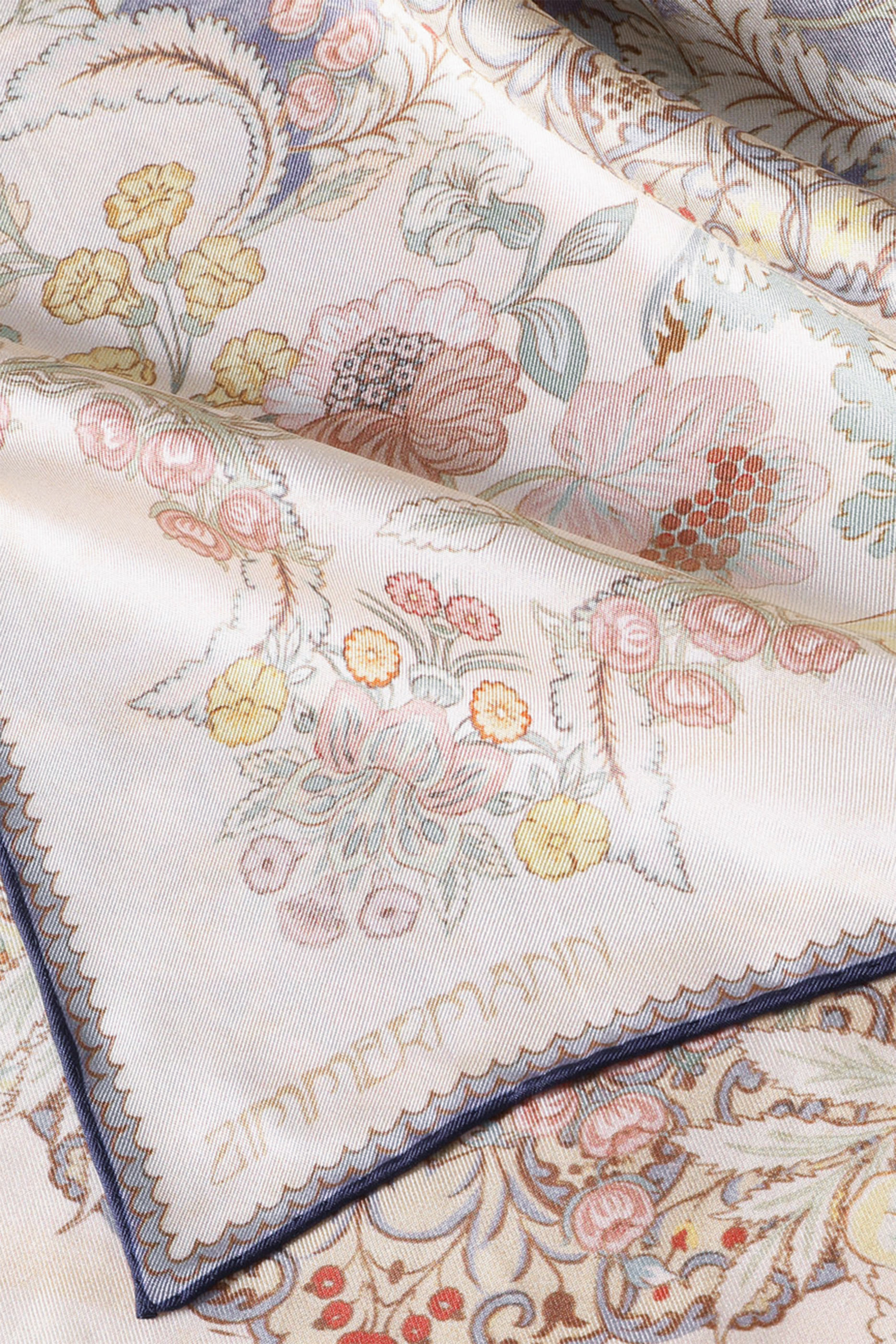 وشاح مربع حرير بنقشة