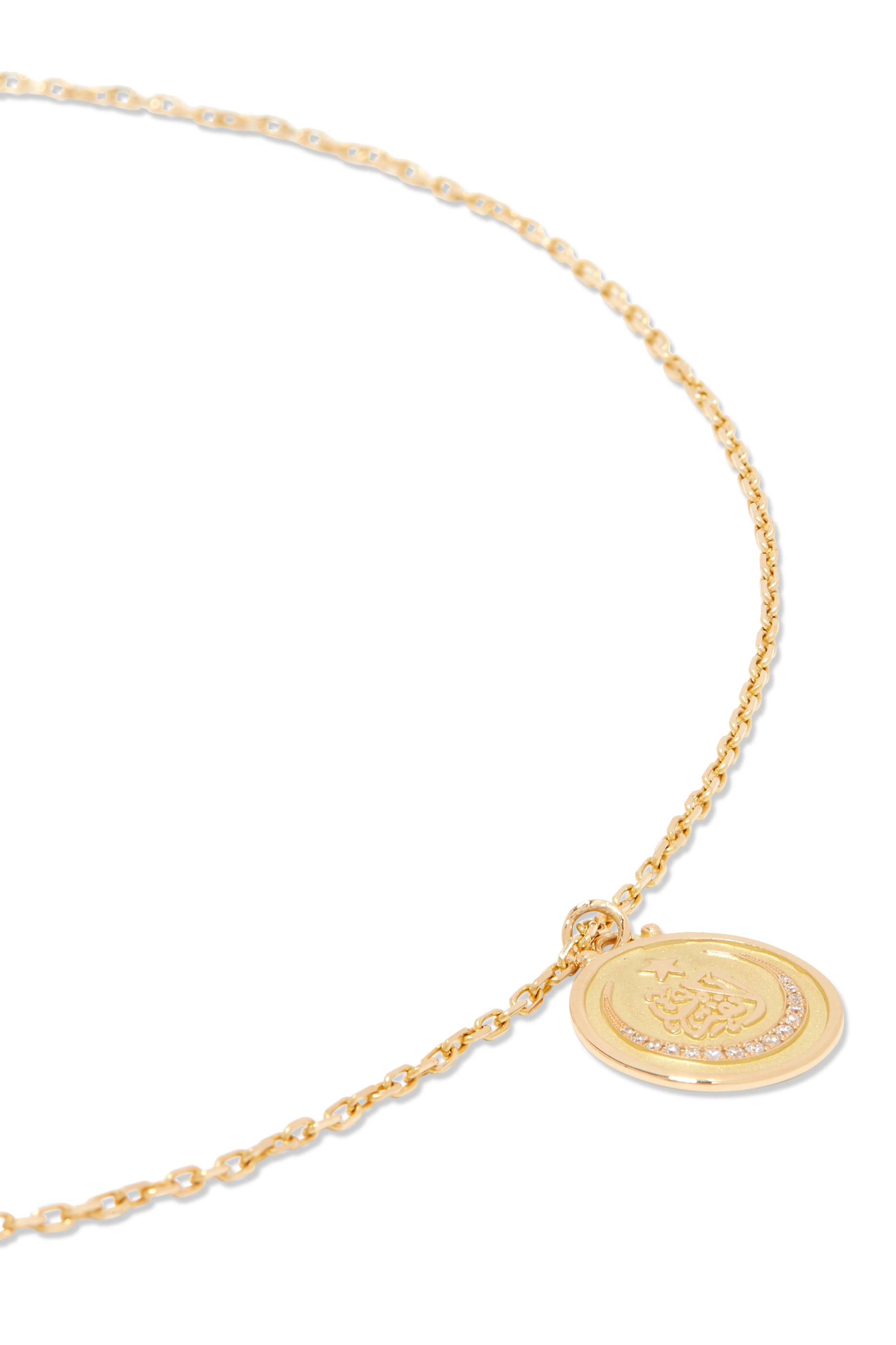 قلادة بعملة مزخرفة بالخط العربي ومرصعة بماس