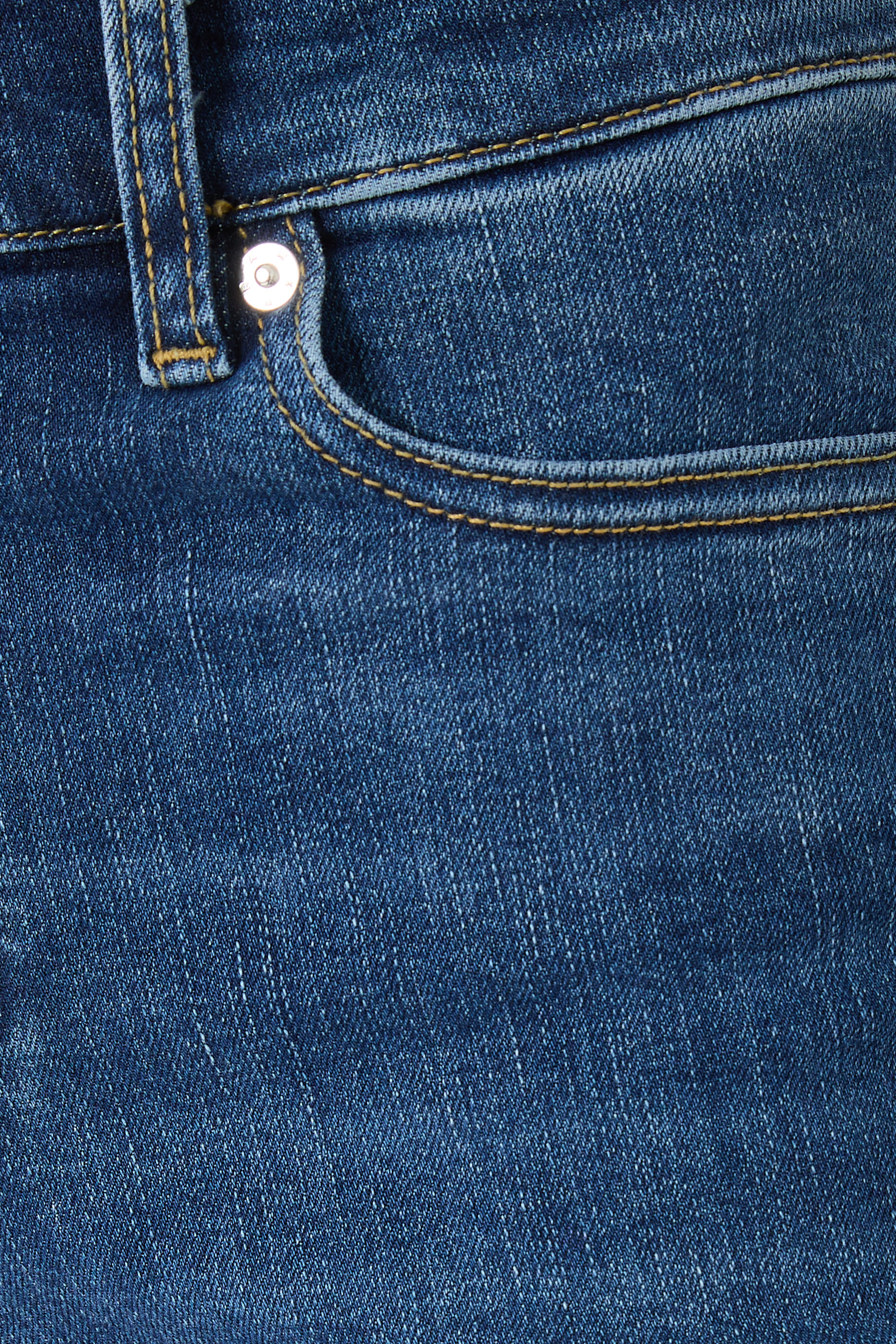 بنطال جينز بالازو بقصة ضيقة