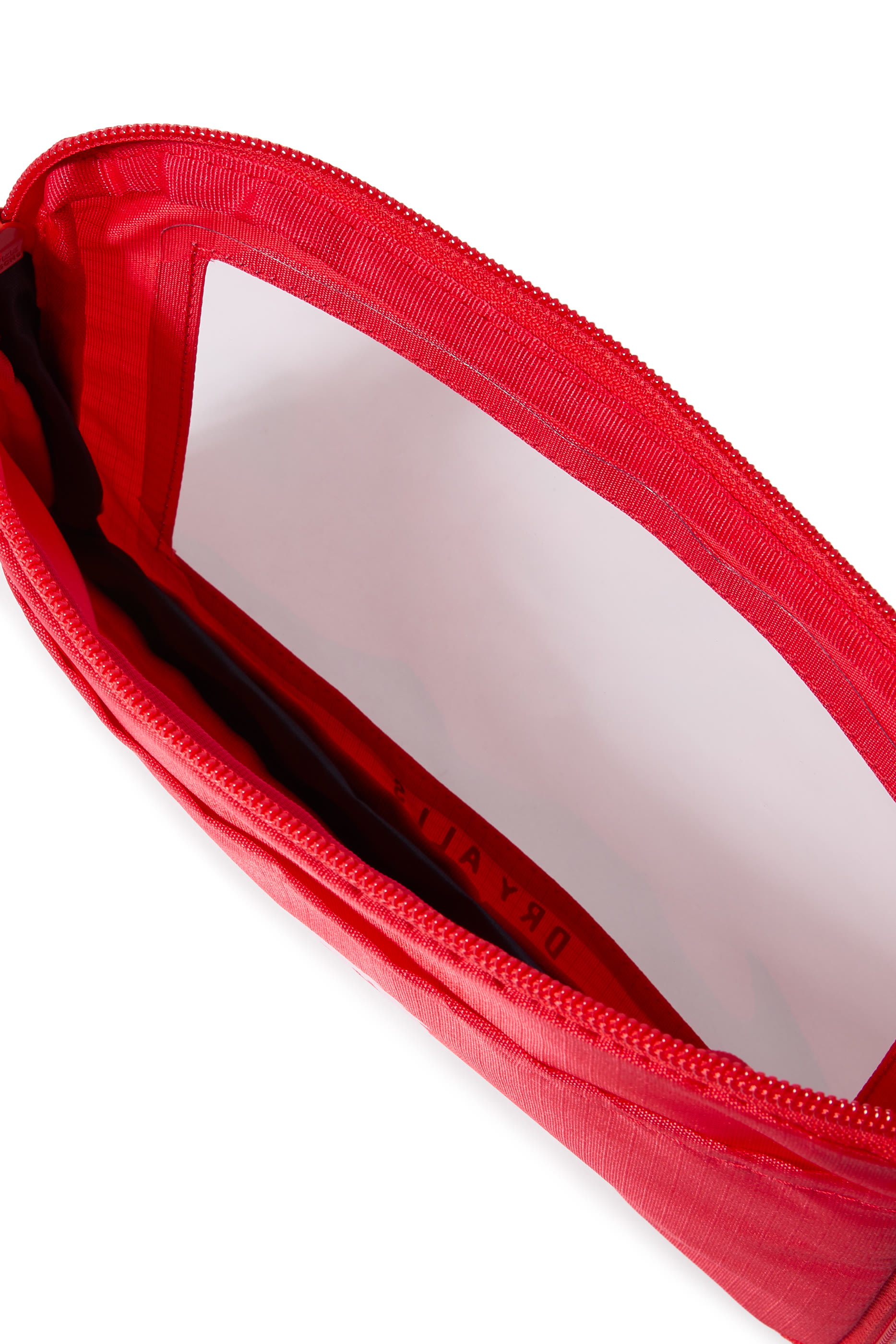 حقيبة صغيرة بشعار الماركة للسفر