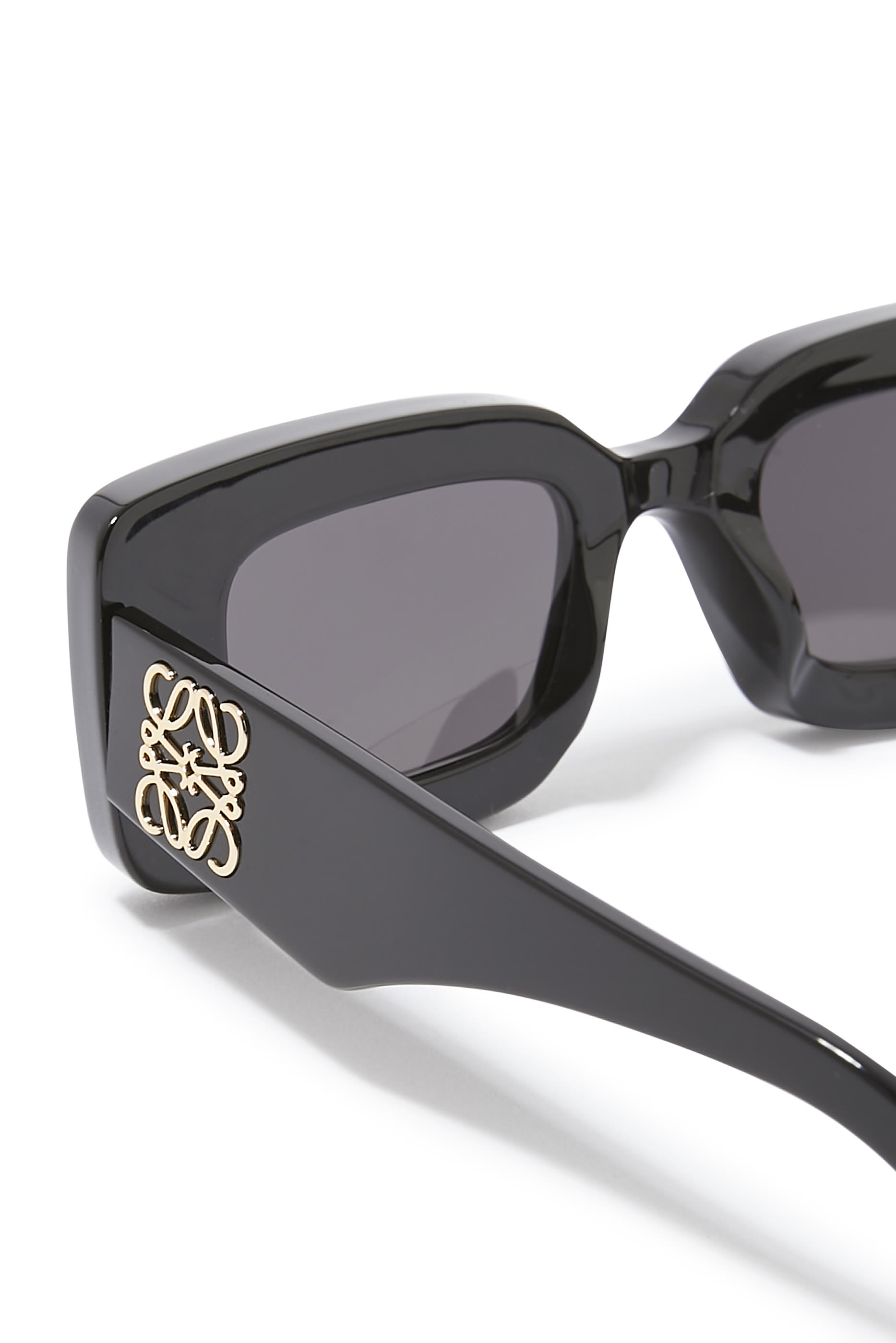 نظارة شمسية بإطار سميك وشعار الماركة