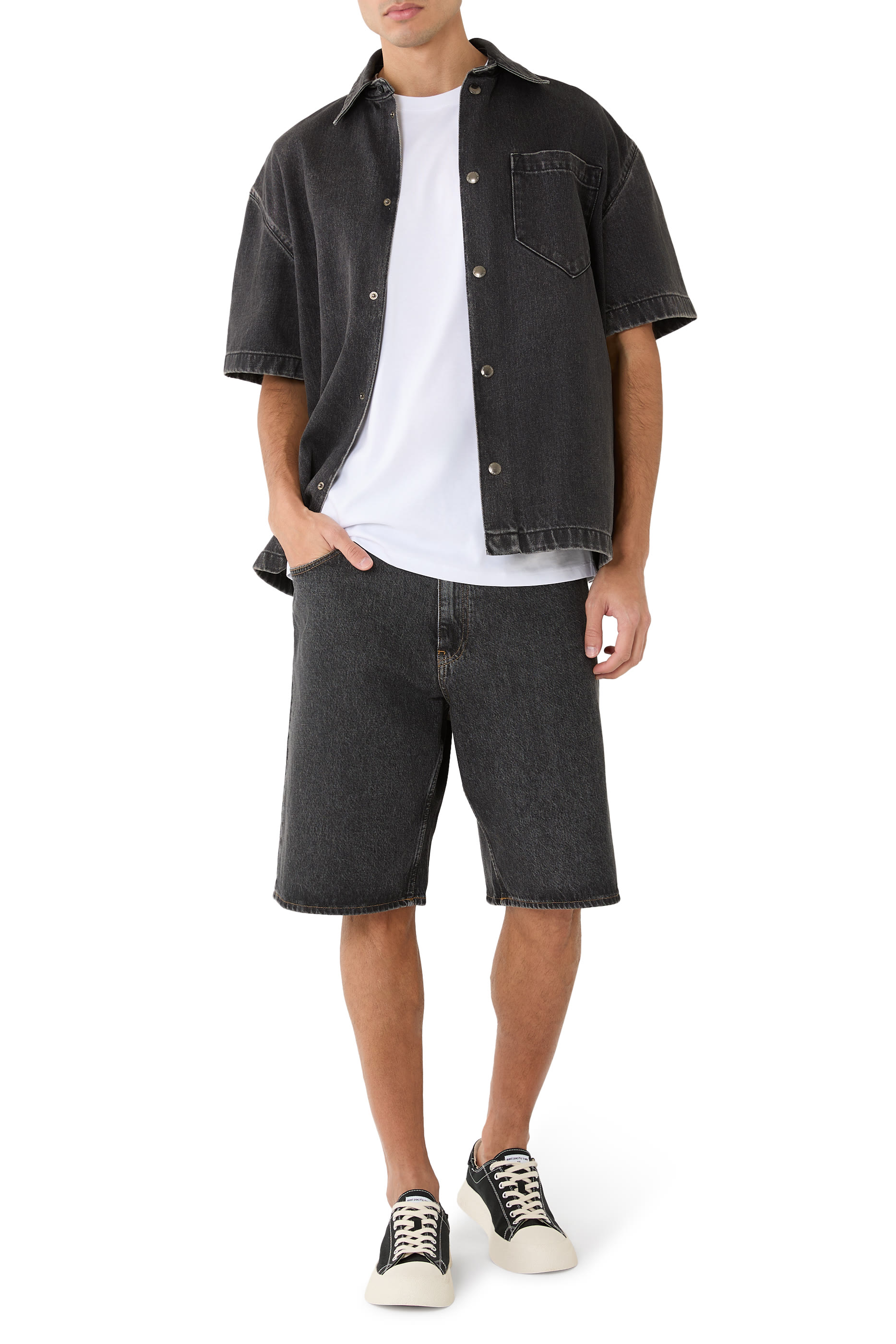 تيشيرت بقصة عادية وشعار الماركة