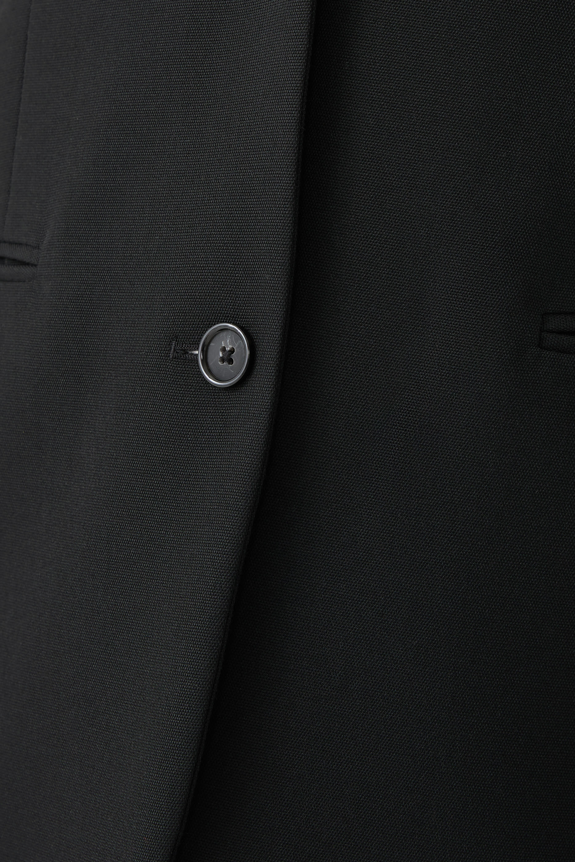 جاكيت بدلة بقصة ملاءمة للجسم