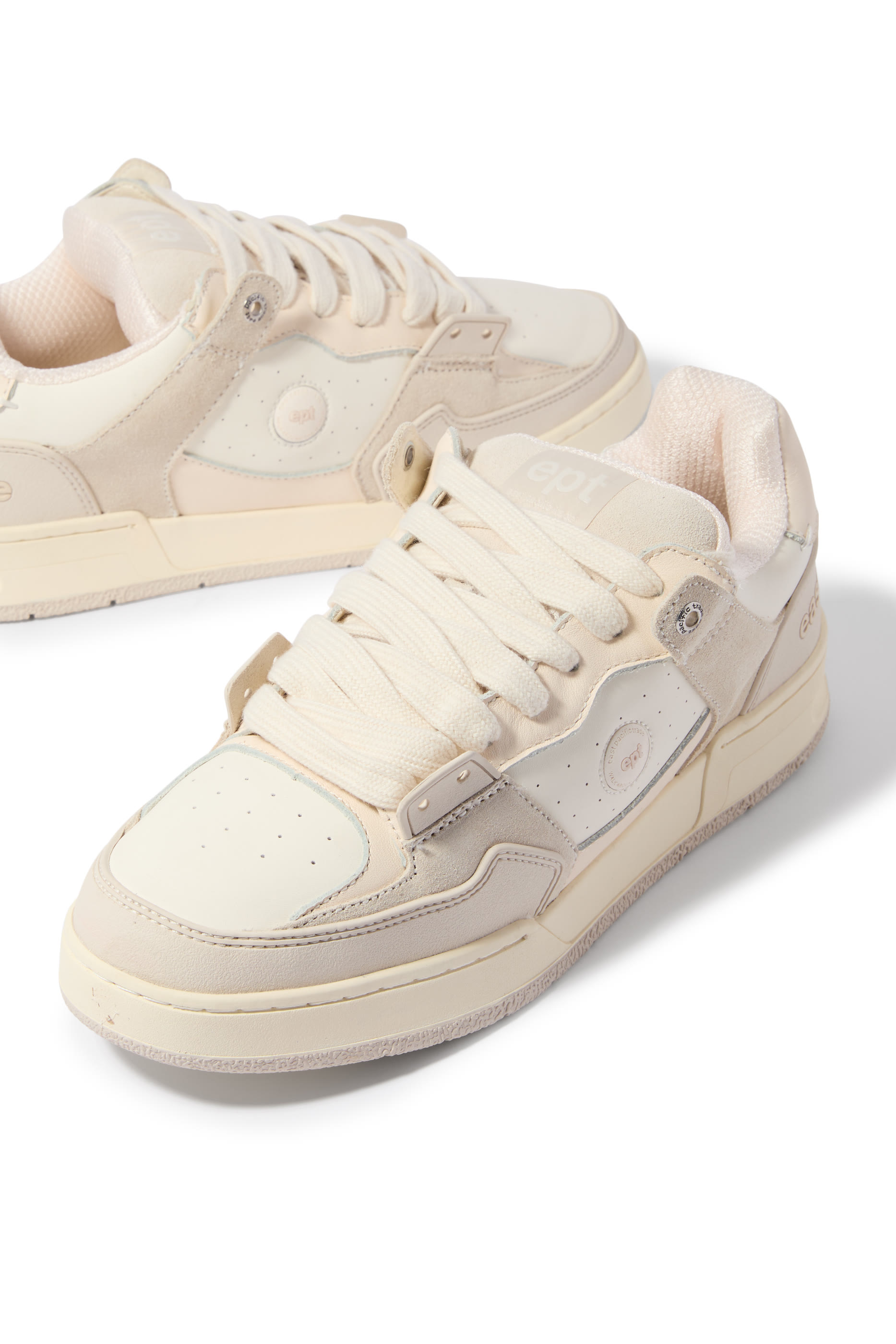 سنيكرز بلسان سميك