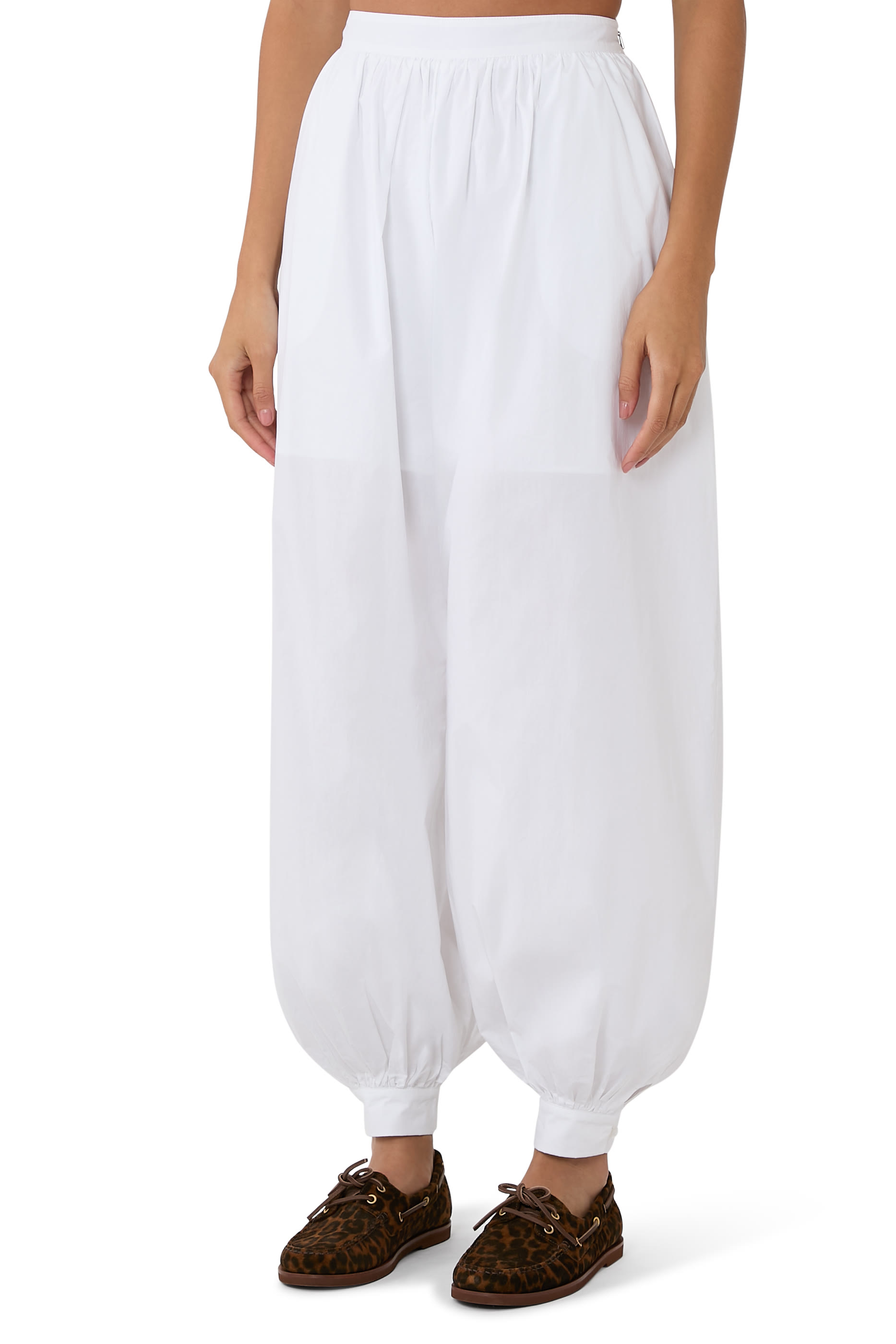 بنطال بقصة منفوخة وطيات