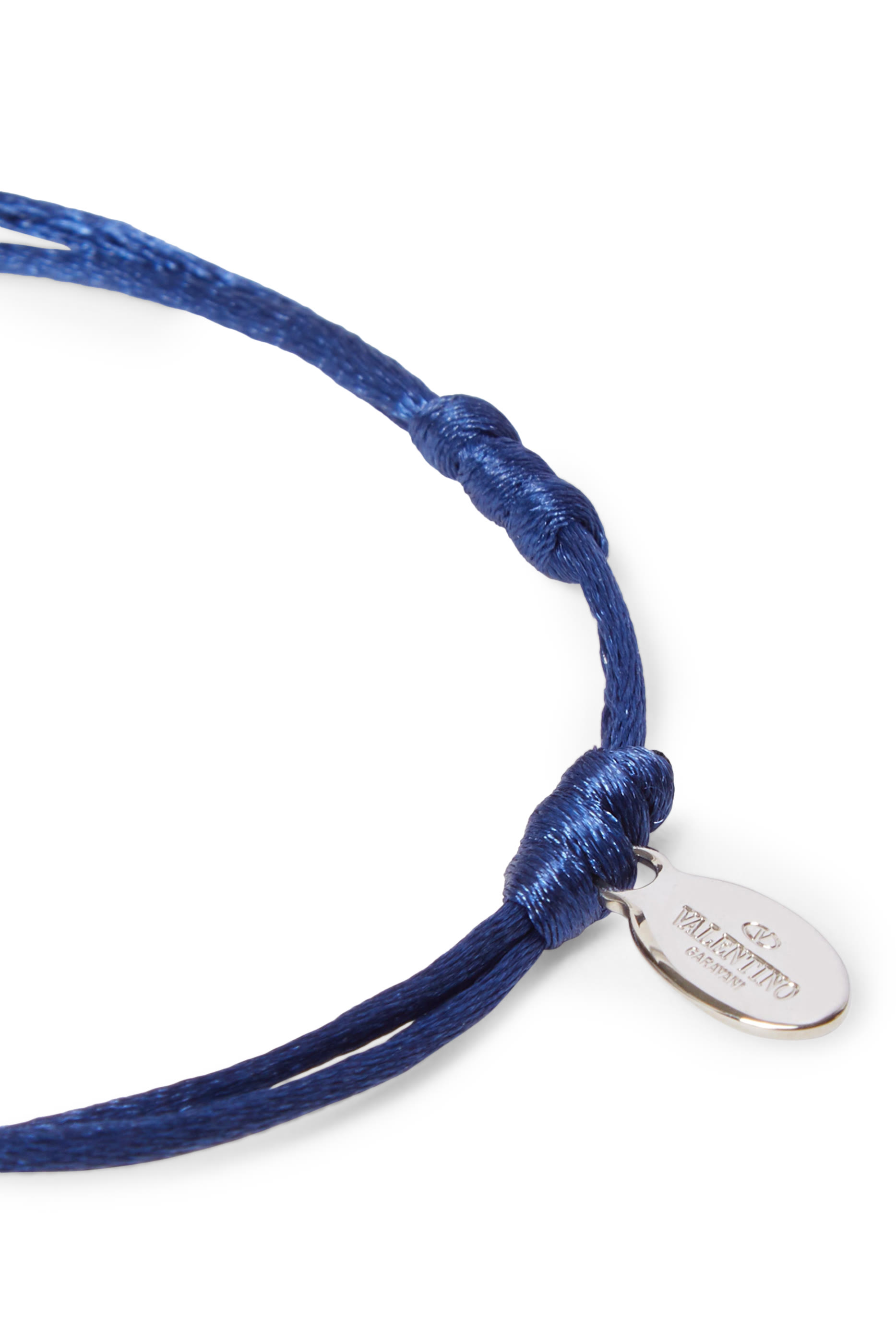 سوار بشعار V المميز للماركة