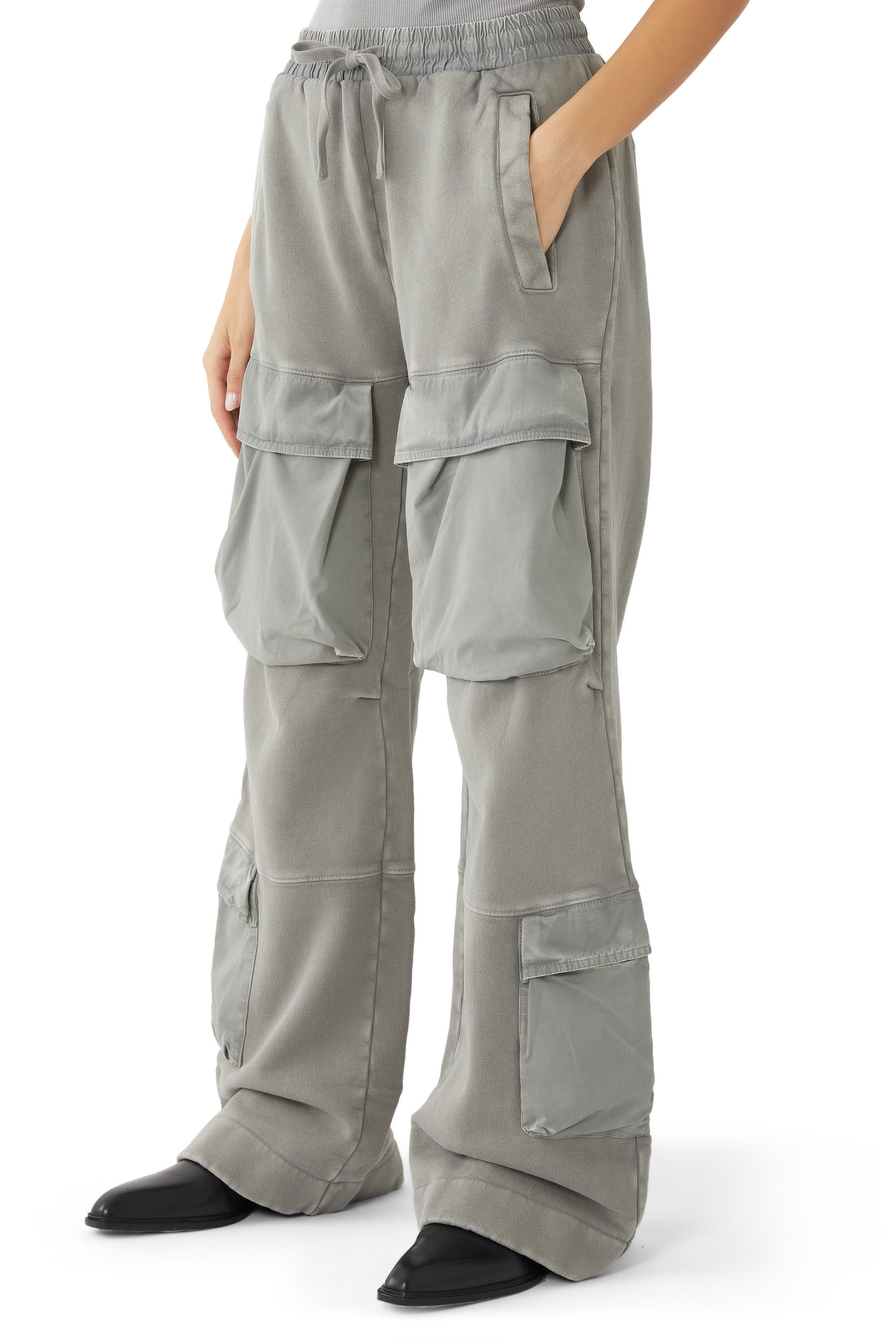 بنطال سويت سوتس بتصميم عملي