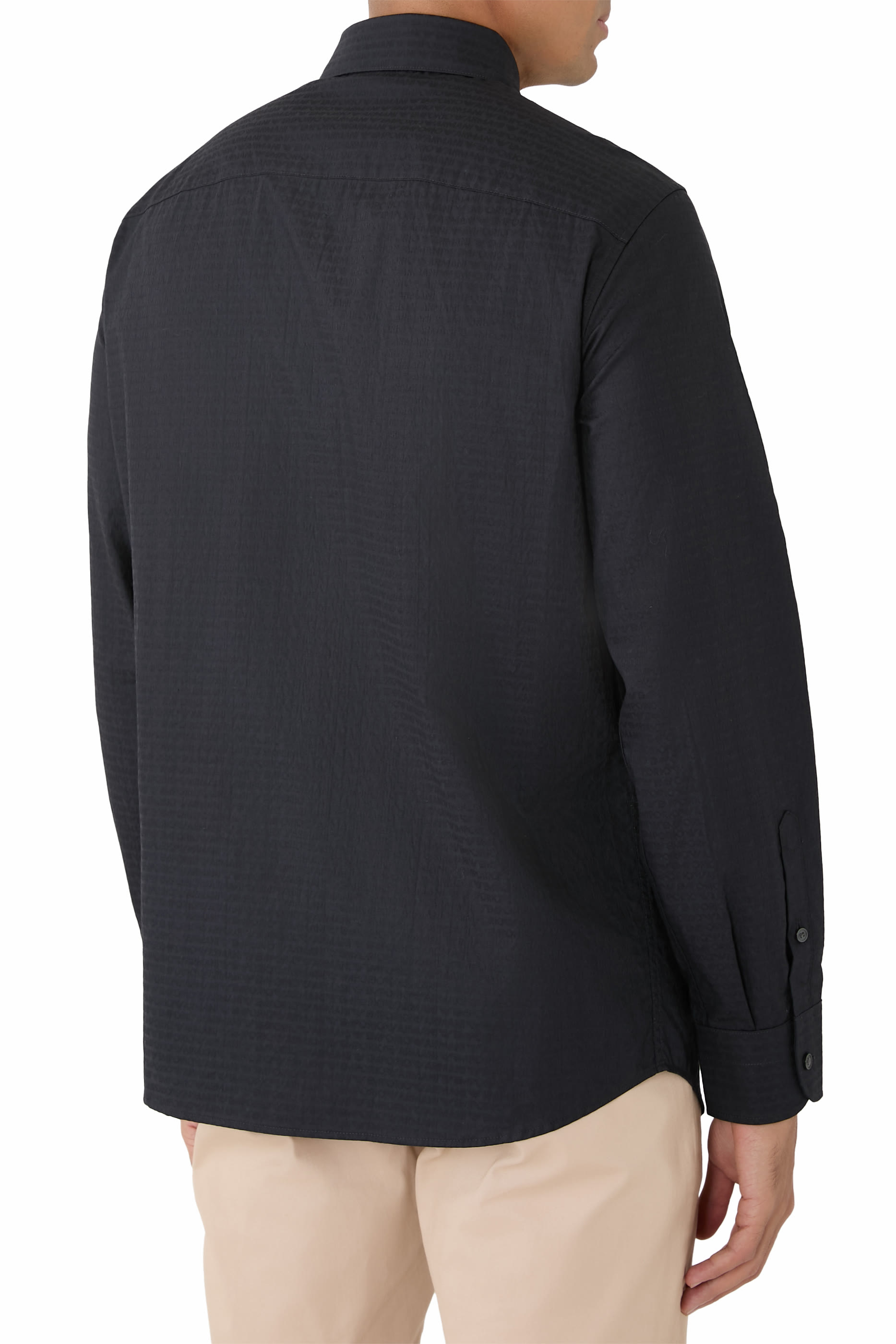 قميص بأكمام طويلة وشعار الماركة بحجم صغير