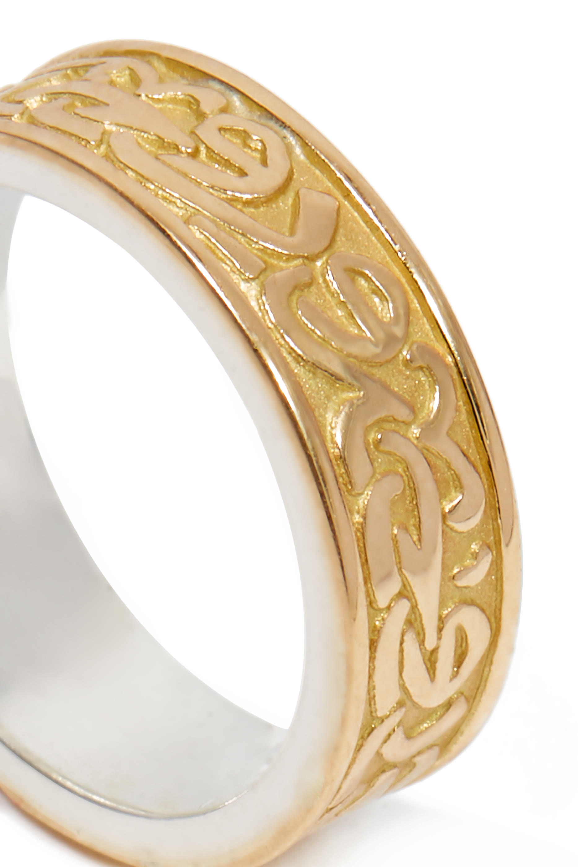 خاتم محفور بحرف عربية