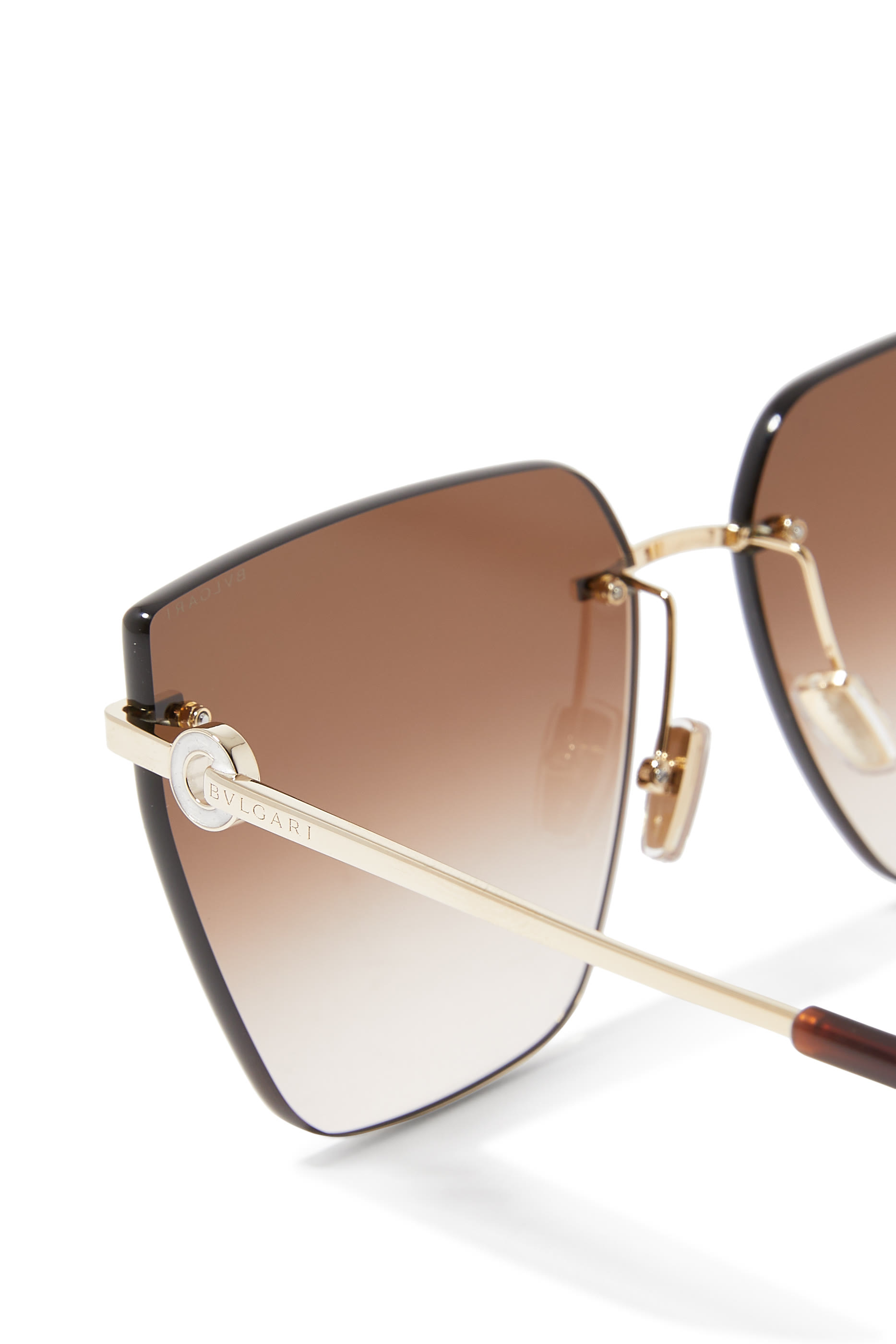 نظارة شمسية بإطار بتصميم عين القطة