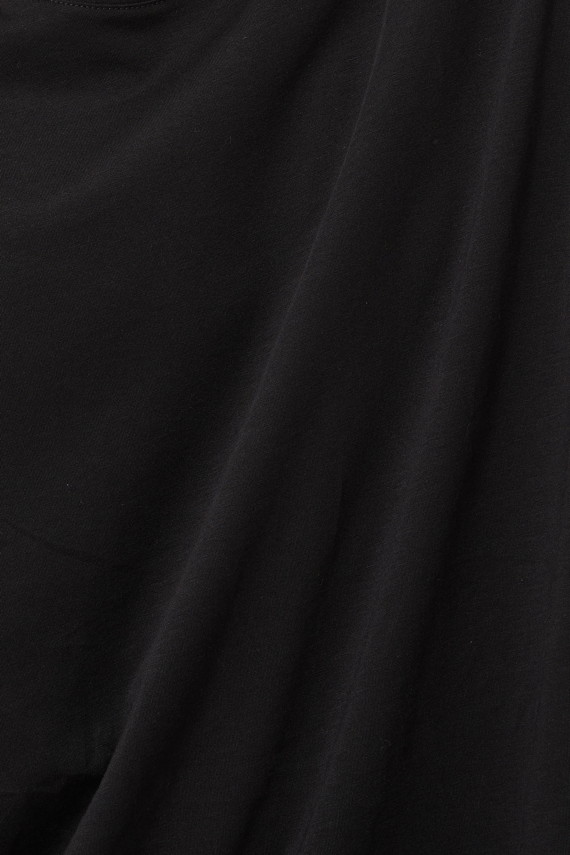 تي شيرت بفتحة رقبة مستديرة