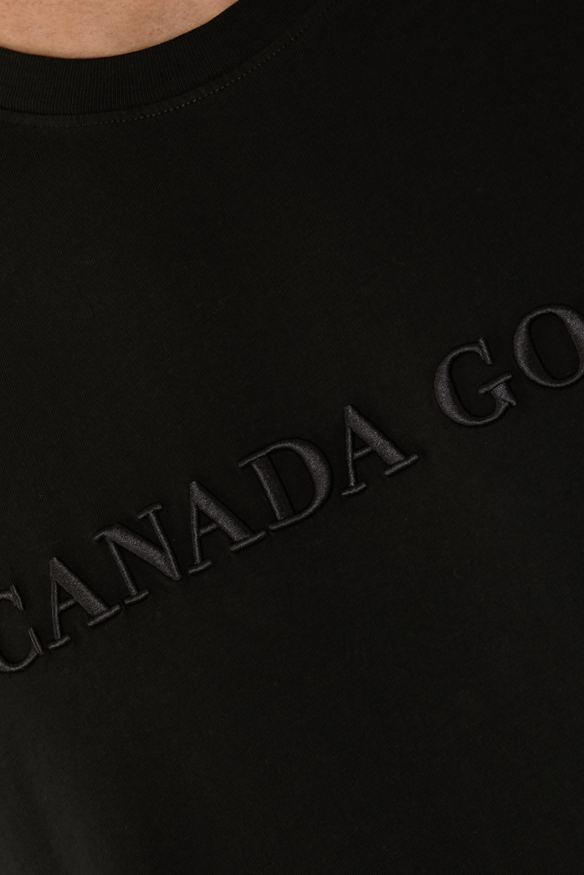 تيشيرت إيمرسن بياقة ضيقة مطرز