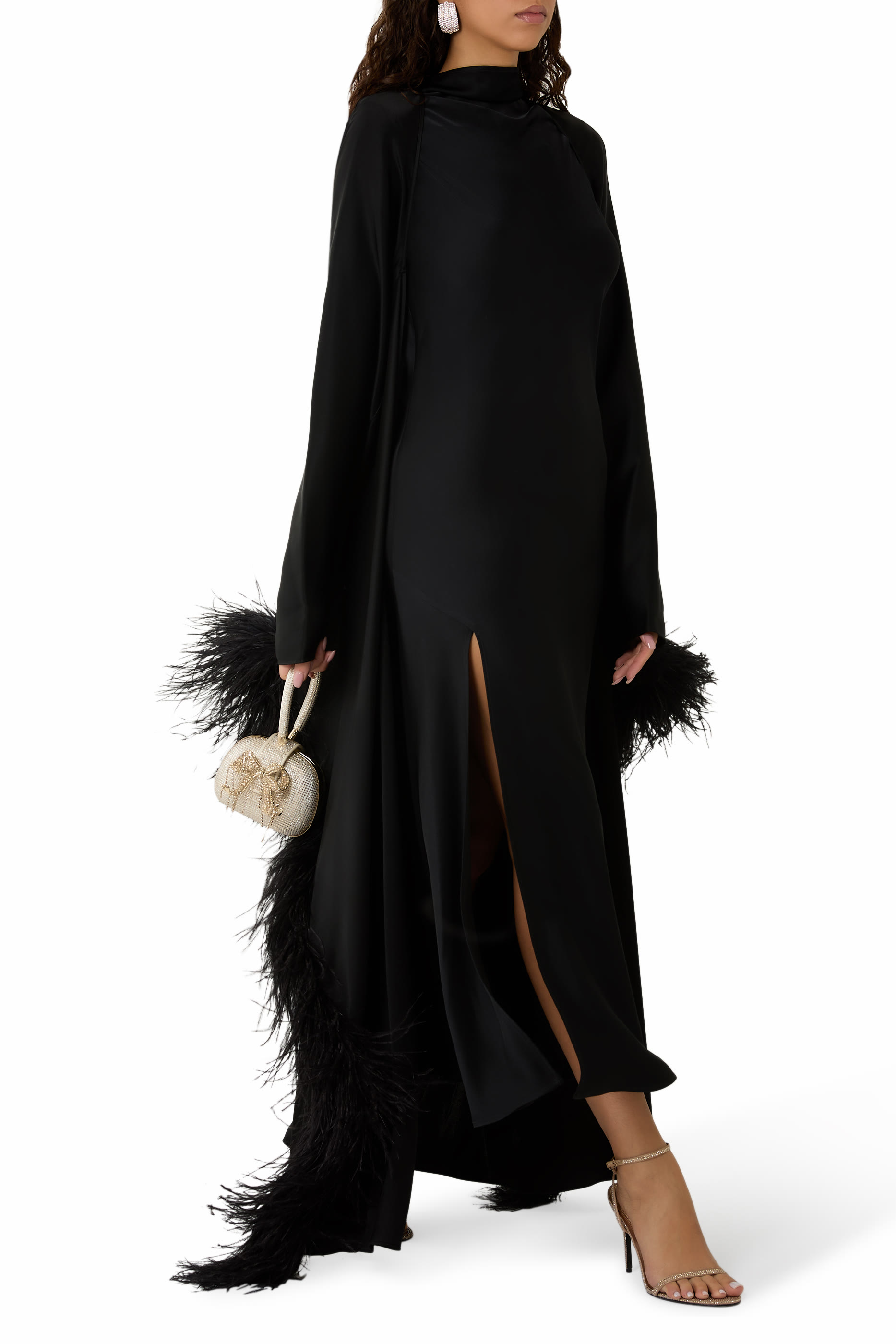 قفطان ستان بأكمام طويلة وحافة بالريش