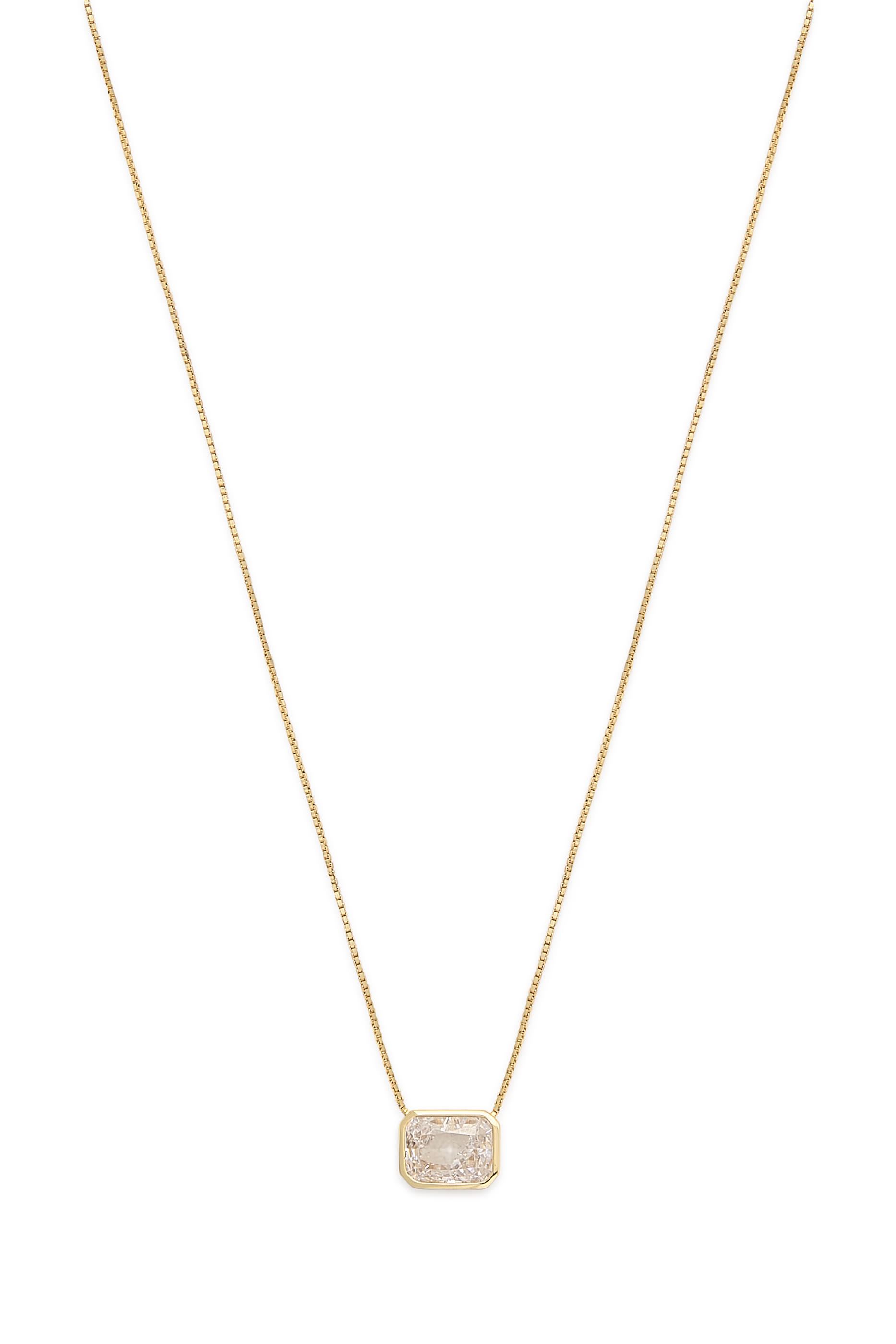 قلادة باغيت مرصعة بالزمرد