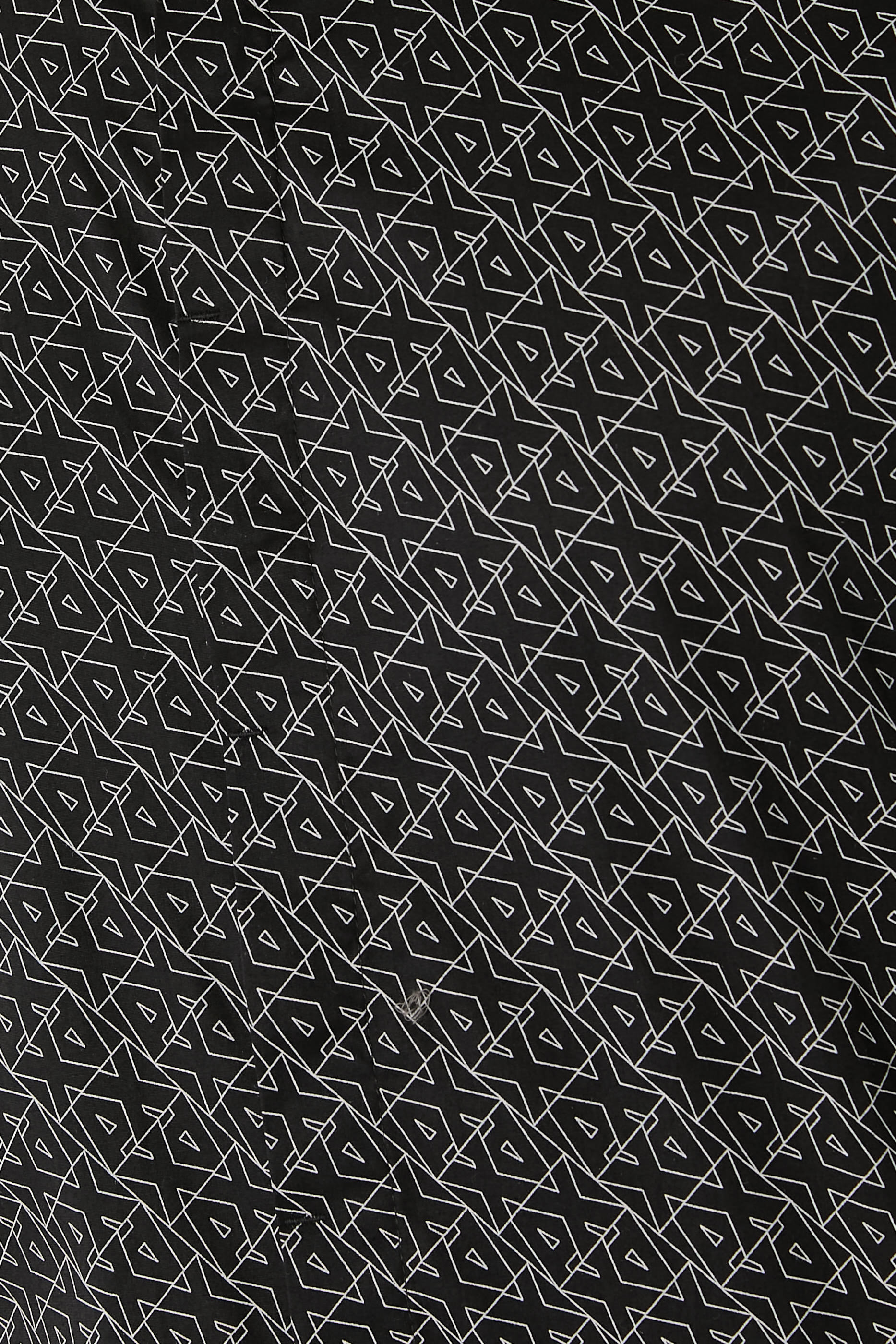 قميص بقصة ضيقة بأكمام قصيرة