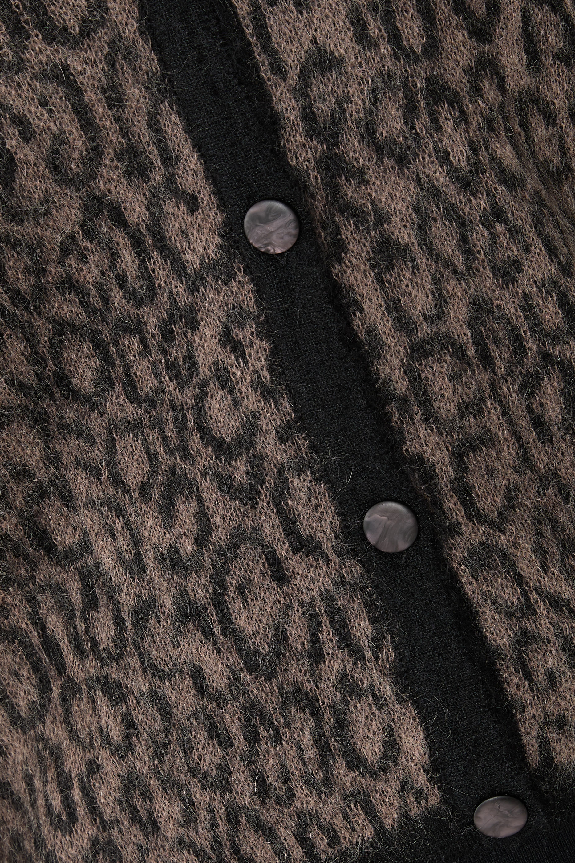 كارديغان بياقة على شكل حرف V مزين بشعار الماركة بالكامل