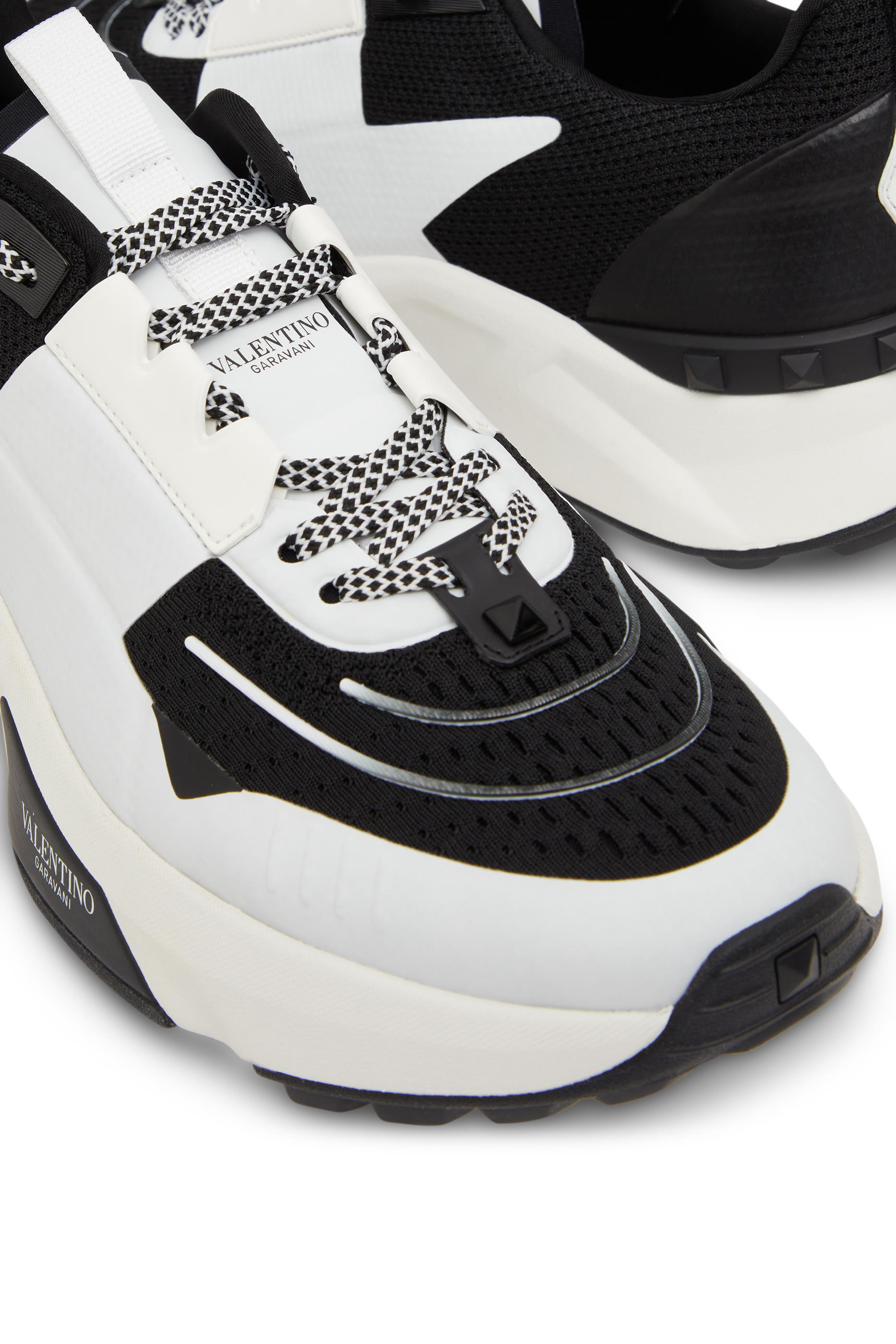 سنيكرز ترو آكت