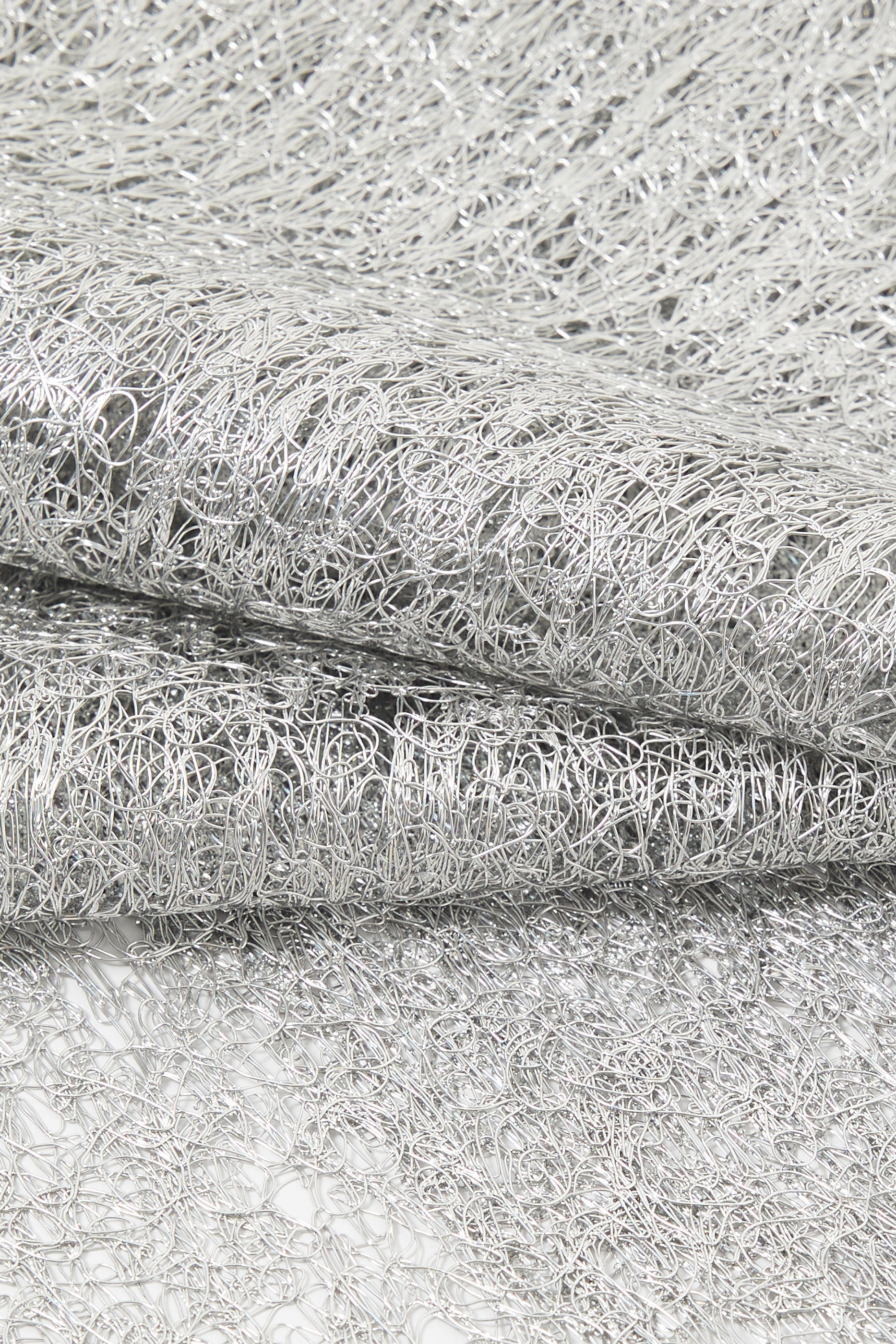 مفرش طاولة دانتيل معدني