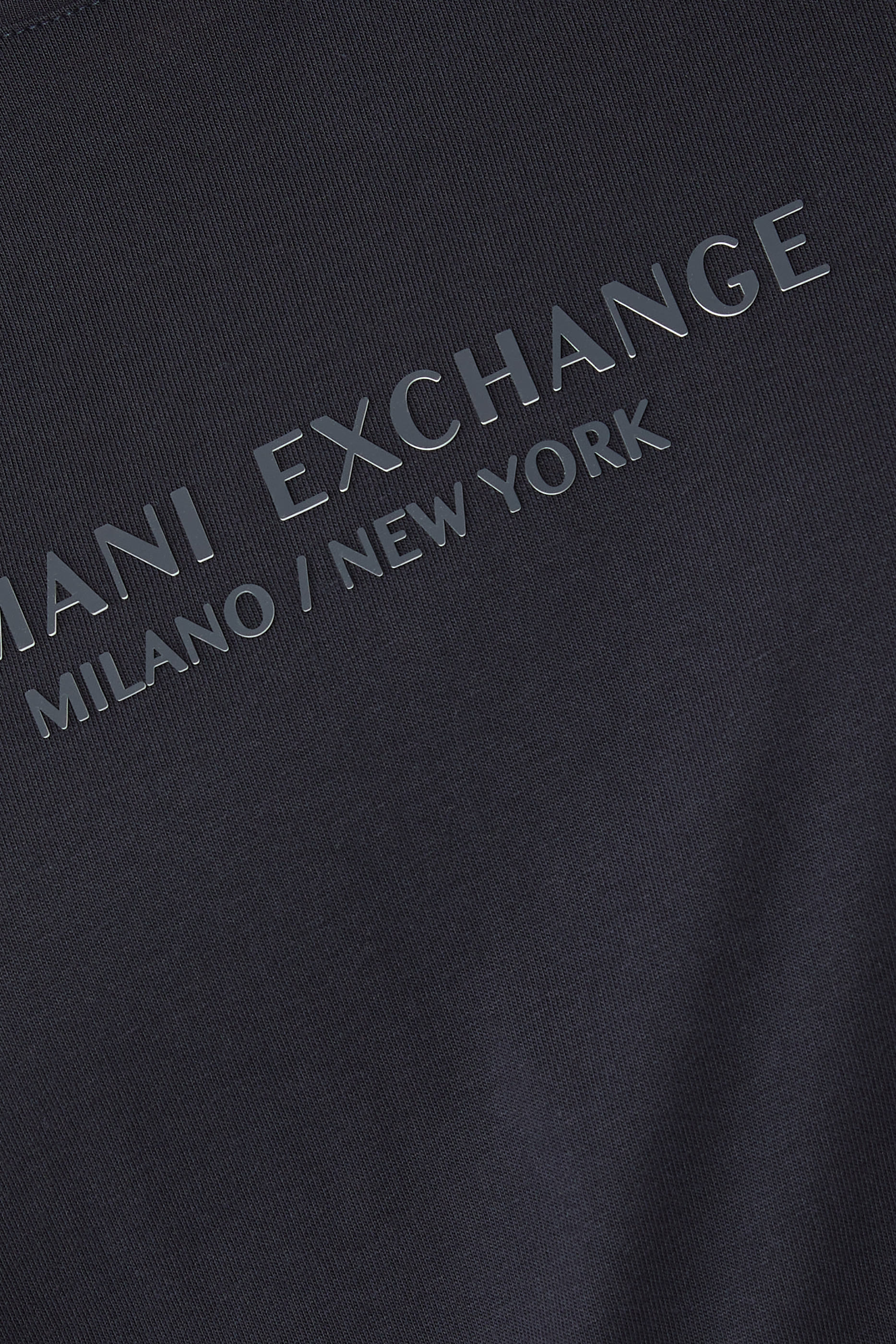 تيشيرت بشعار الماركة بقصة عادية