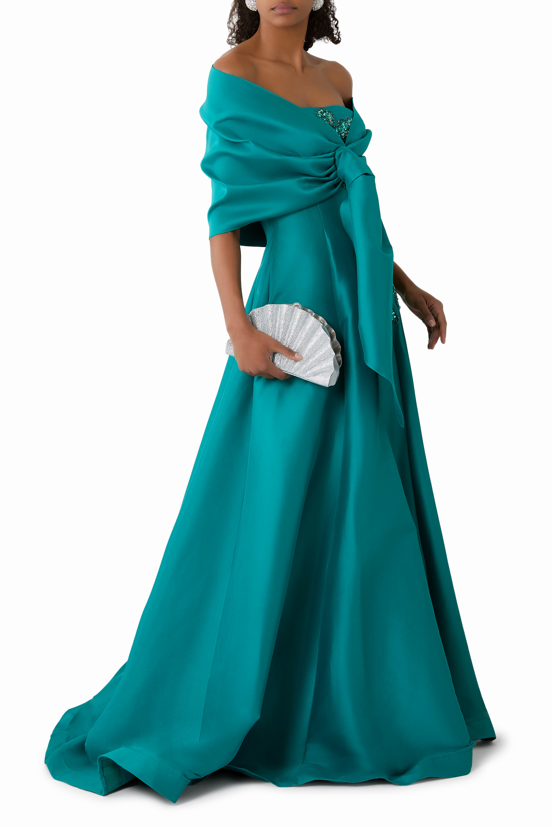 فستان سهرة بلا حمالات بتطريز زهور معقدة وحافة واسعة