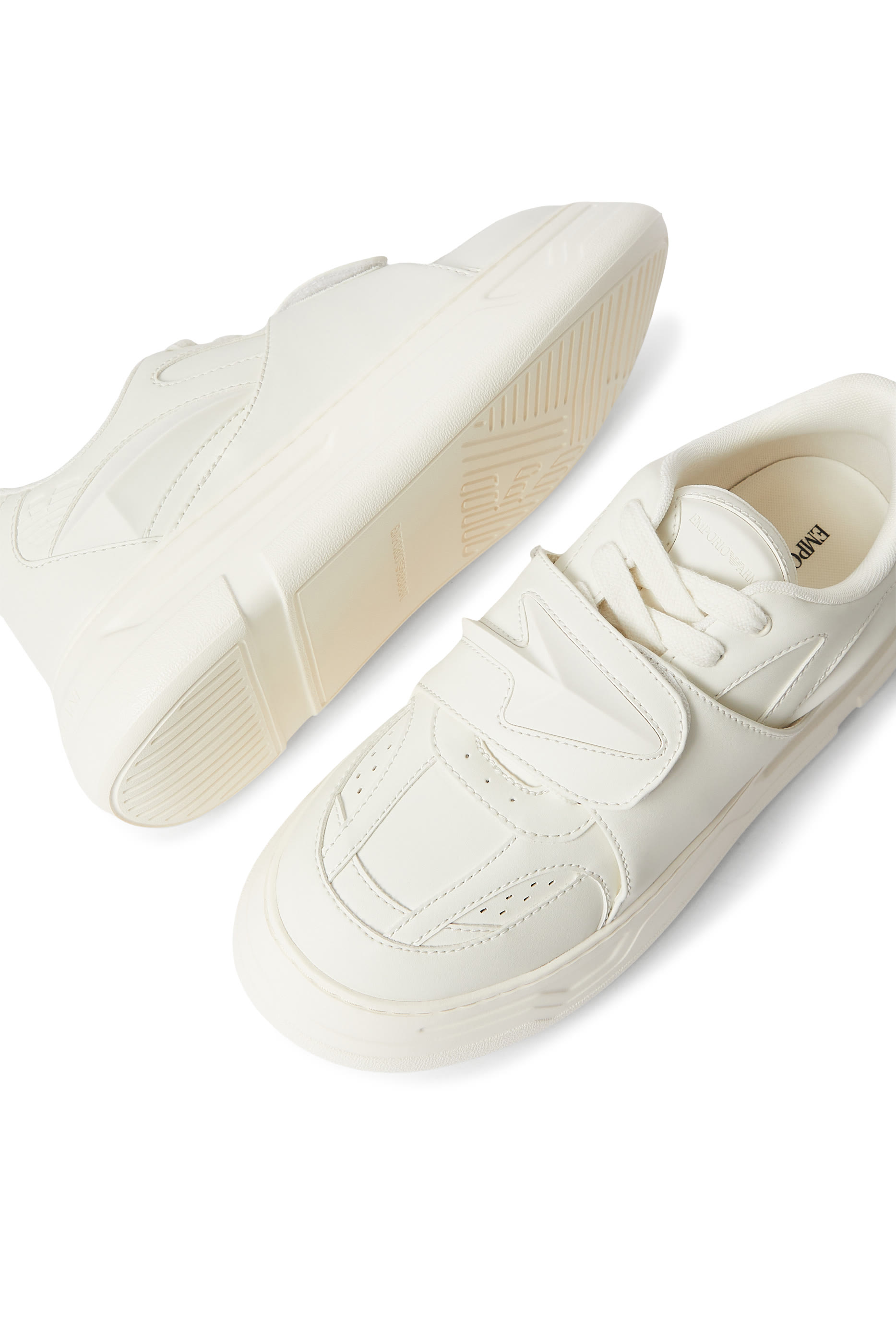 سنيكرز بنعل عريض بإغلاق فيلكرو